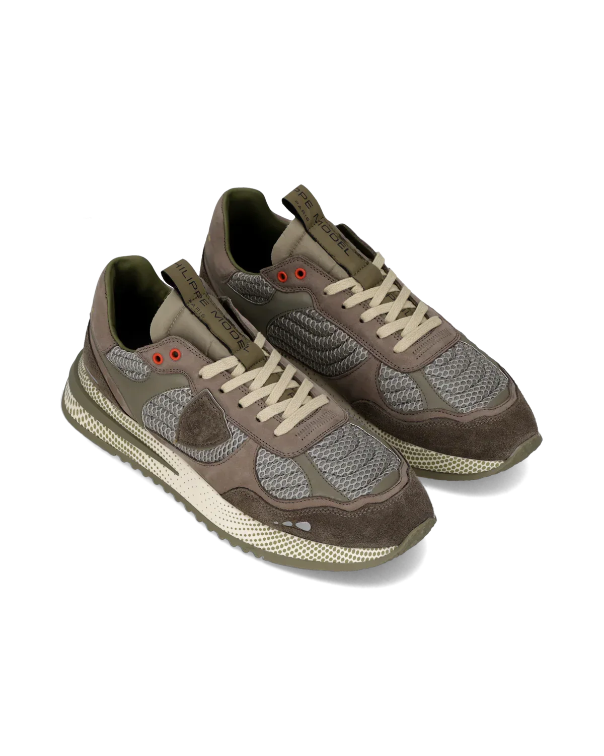 Sneakers uomo basse verdi e grigie con dettagli in mesh e suede, occhielli rossi, suola sportiva.