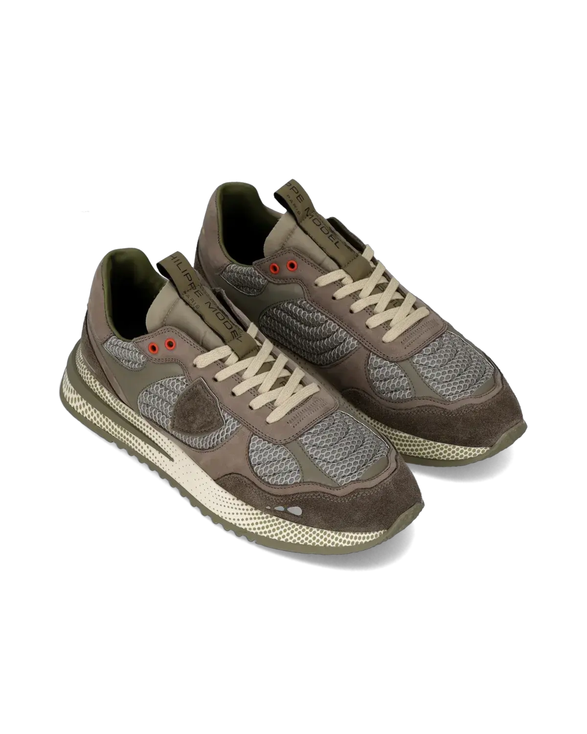 Sneakers uomo basse verdi e grigie con dettagli in mesh e suede, occhielli rossi, suola sportiva.