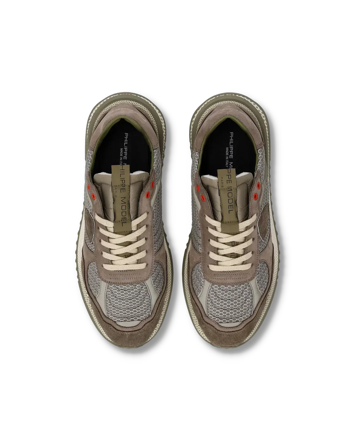 Sneakers uomo grigio militare con inserti beige e dettagli arancioni, vista dall'alto