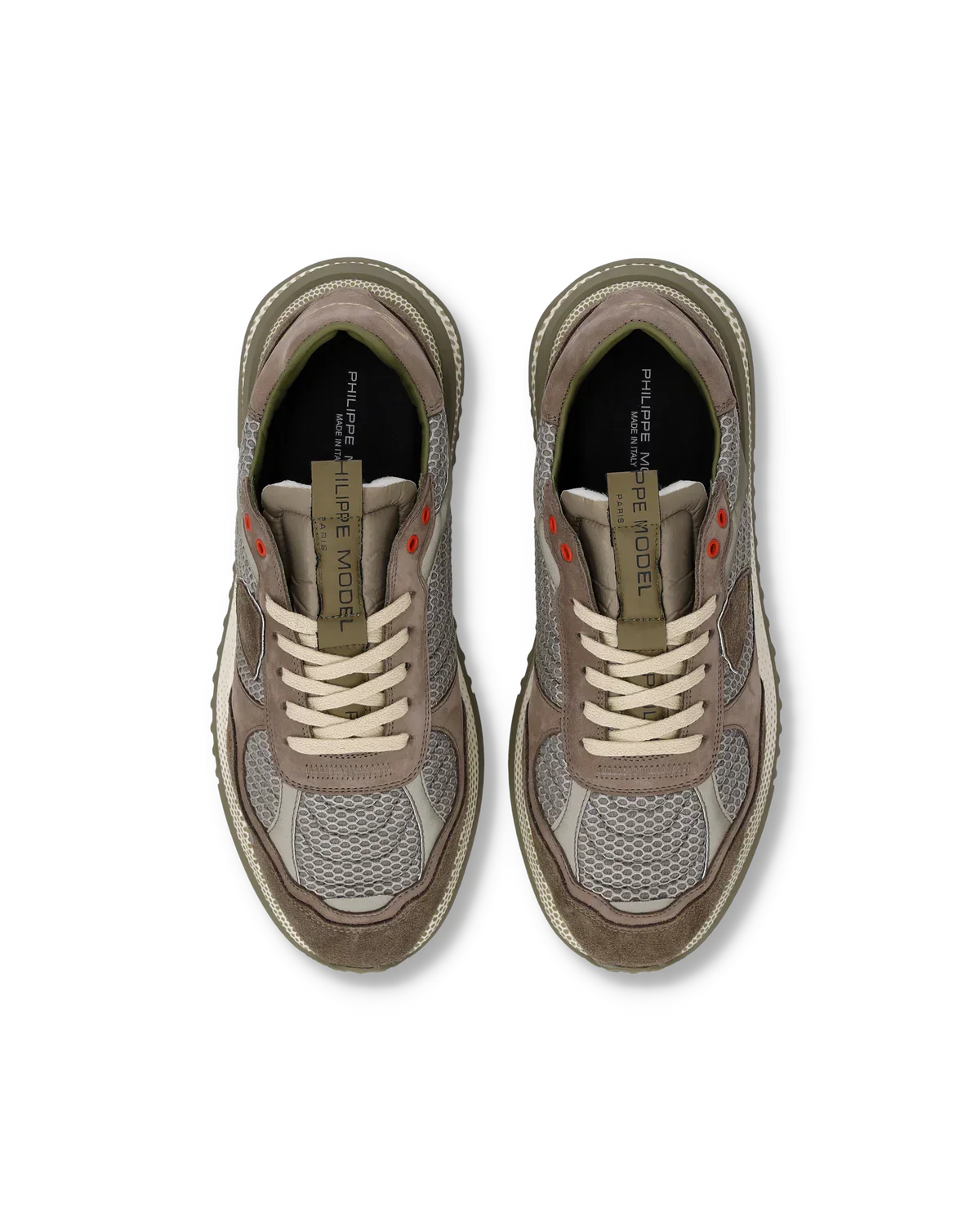 Sneakers uomo grigio militare con inserti beige e dettagli arancioni, vista dall'alto