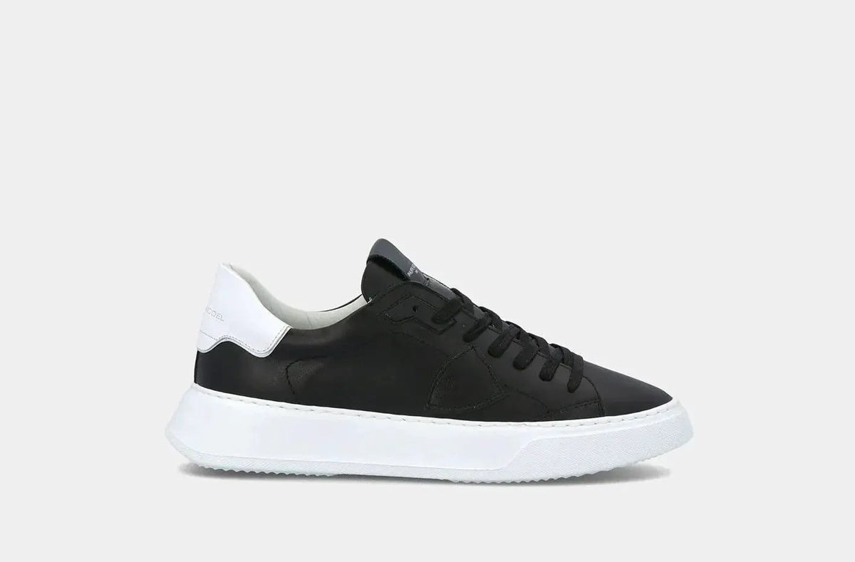Sneaker bassa uomo nera con dettaglio bianco e suola chunky, stile casual elegante