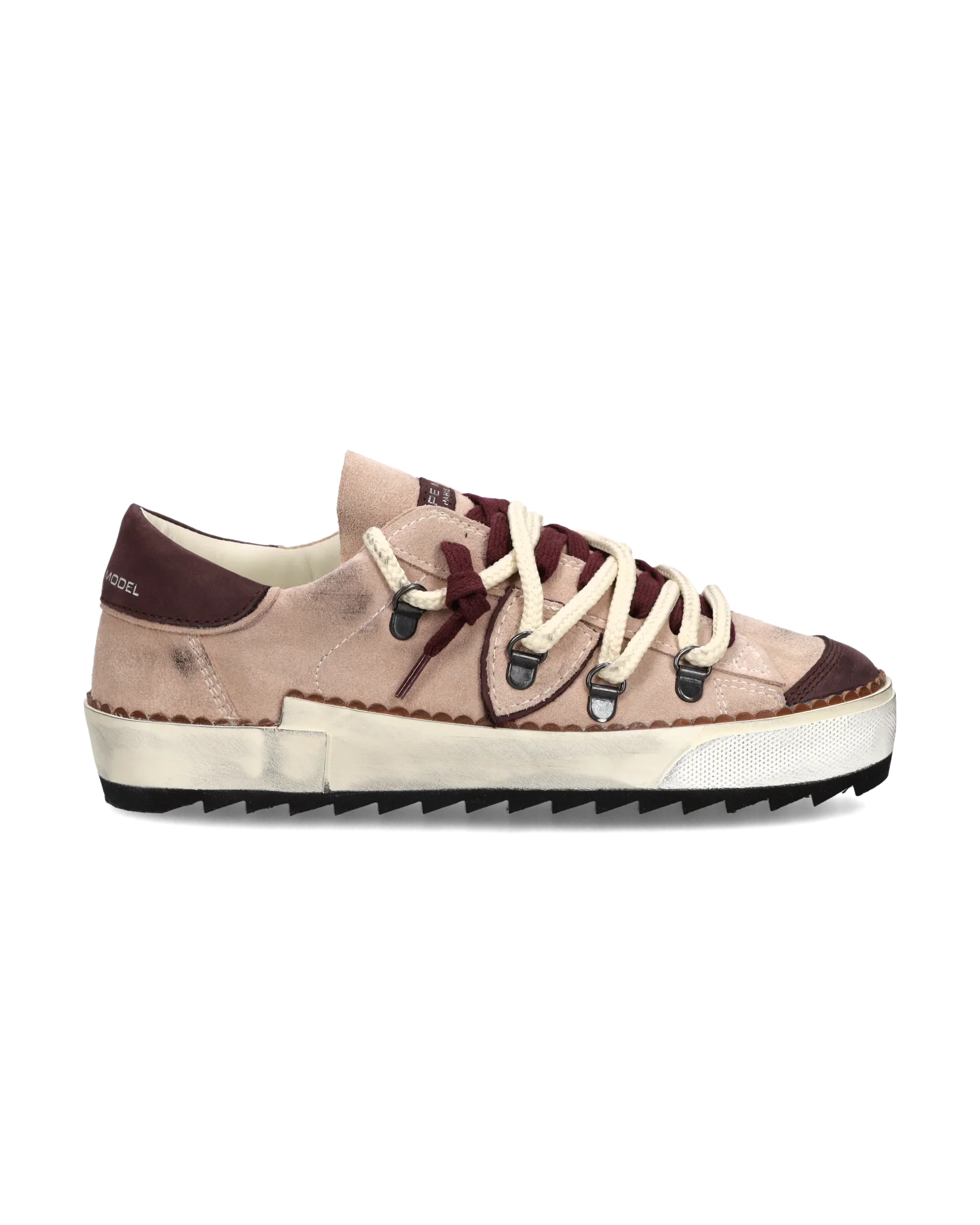 Sneaker donna in suede rosa e bordeaux con suola dentellata e lacci bicolore, stile casual