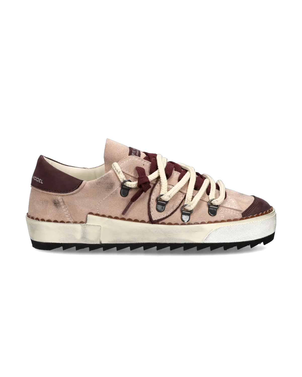 Sneaker donna in suede rosa e bordeaux con suola dentellata e lacci bicolore, stile casual