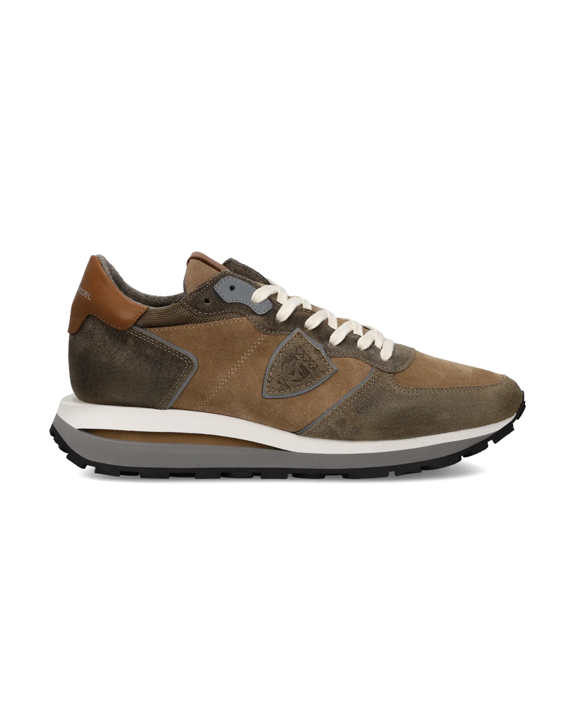 Sneaker uomo in pelle scamosciata marrone e beige con suola bianca e dettagli grigi
