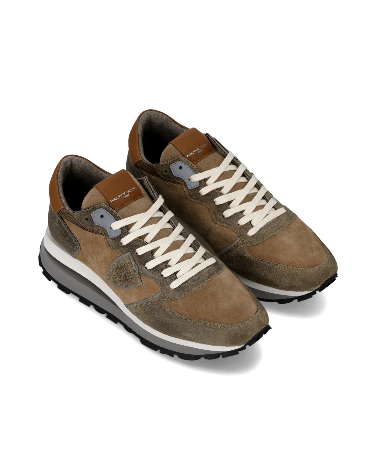 Sneakers uomo in suede beige chiaro con dettagli marroni e grigi, suola bianca e nera.