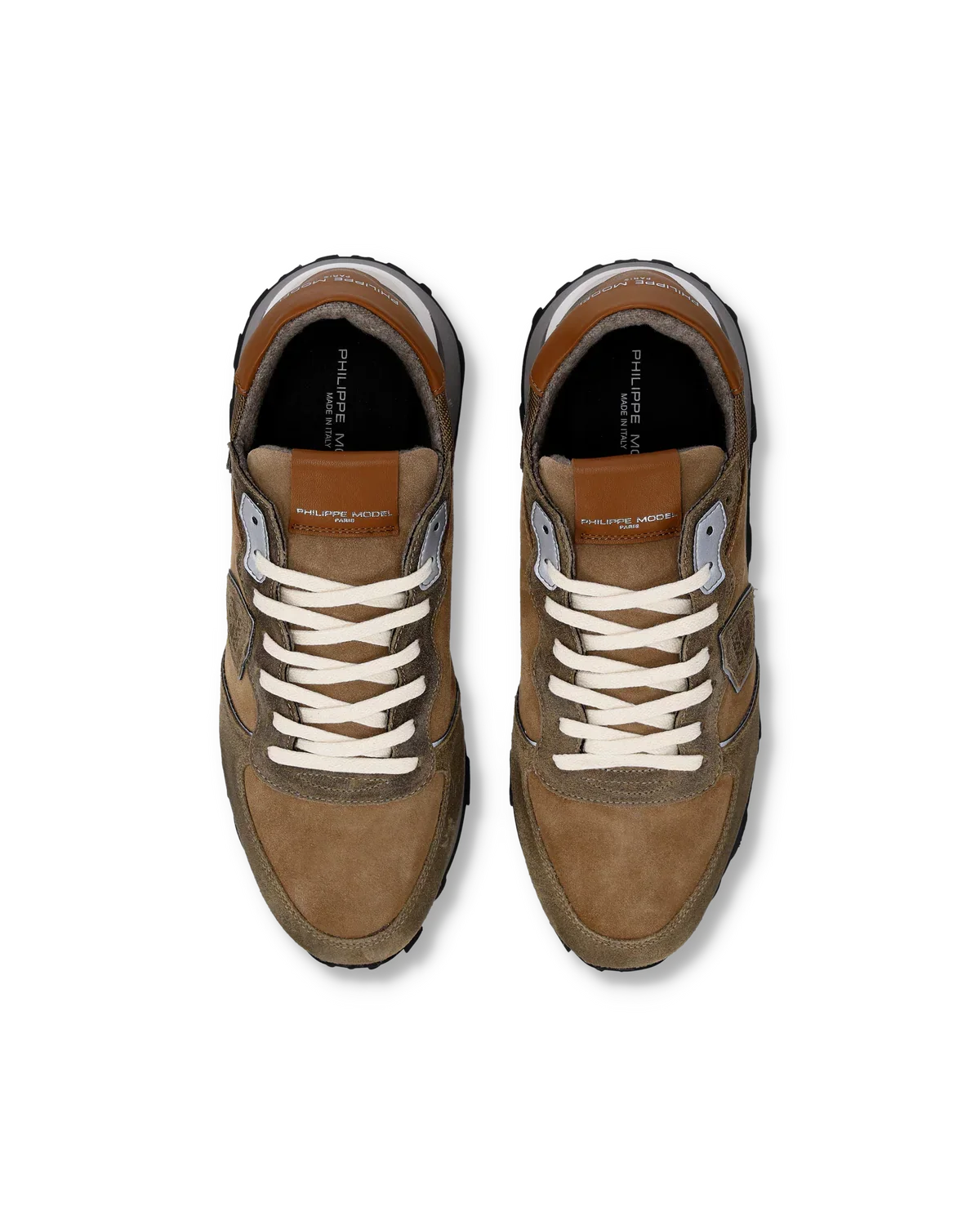Sneakers uomo in suede marrone sabbia con lacci bianchi, vista dall'alto, stile casual
