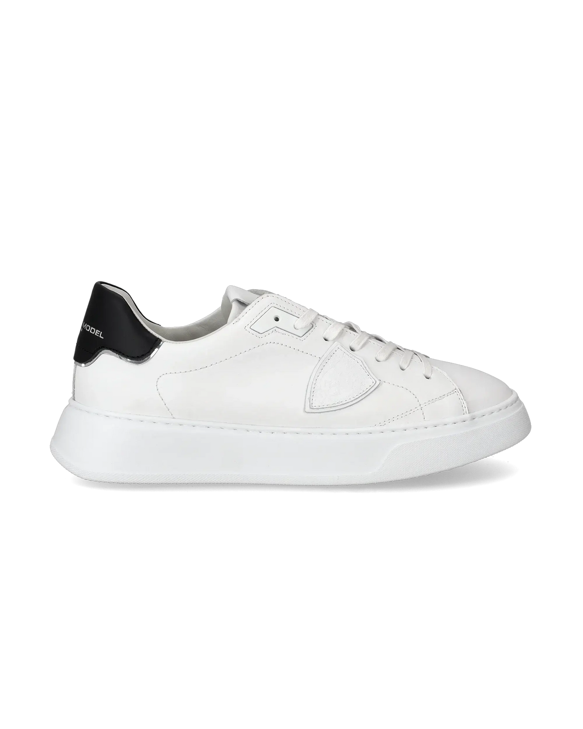 Sneaker uomo bianca in pelle con dettagli neri, design moderno e suola bianca spessa.