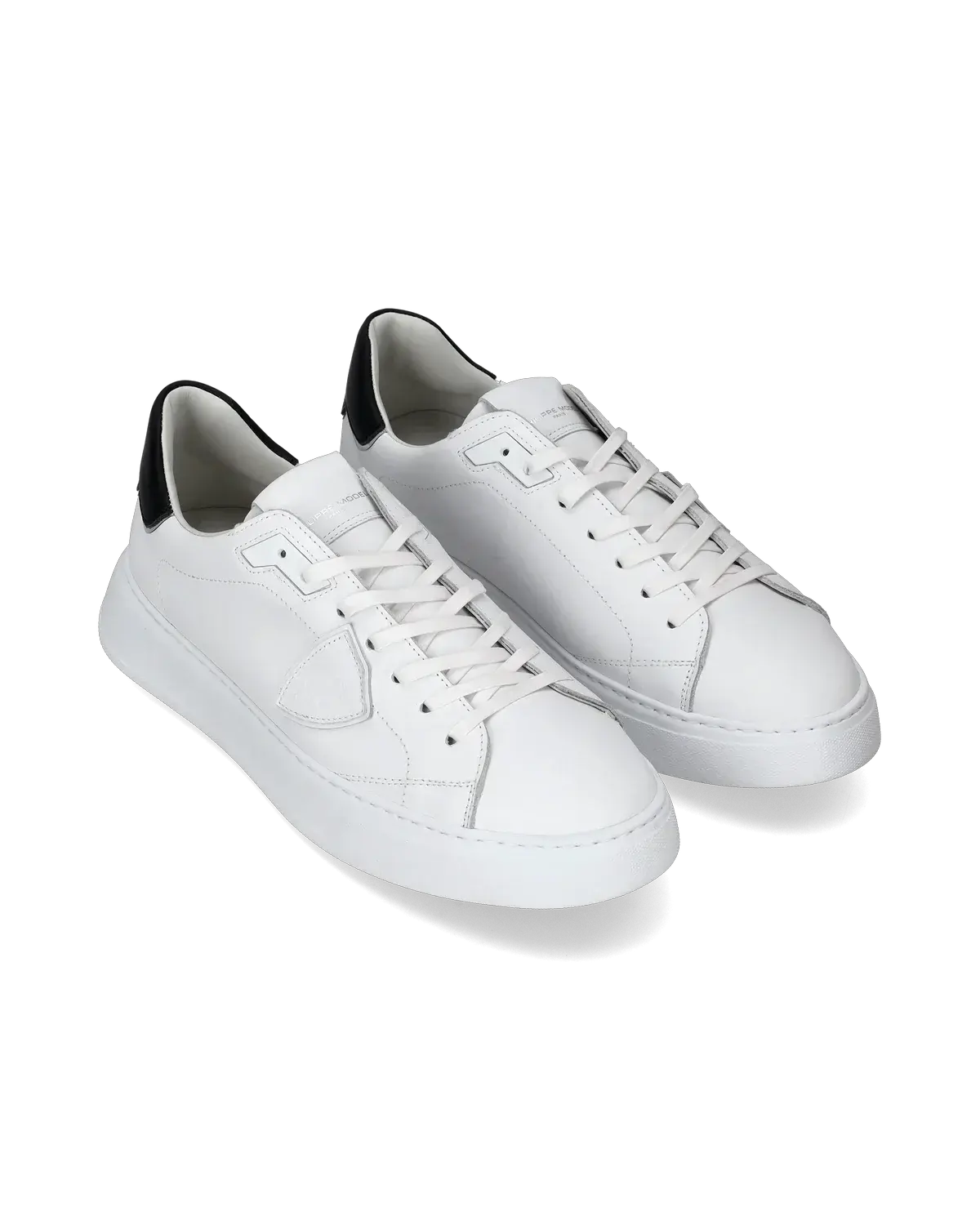 Sneakers uomo bianche in pelle con dettagli neri, design minimal e suola piatta