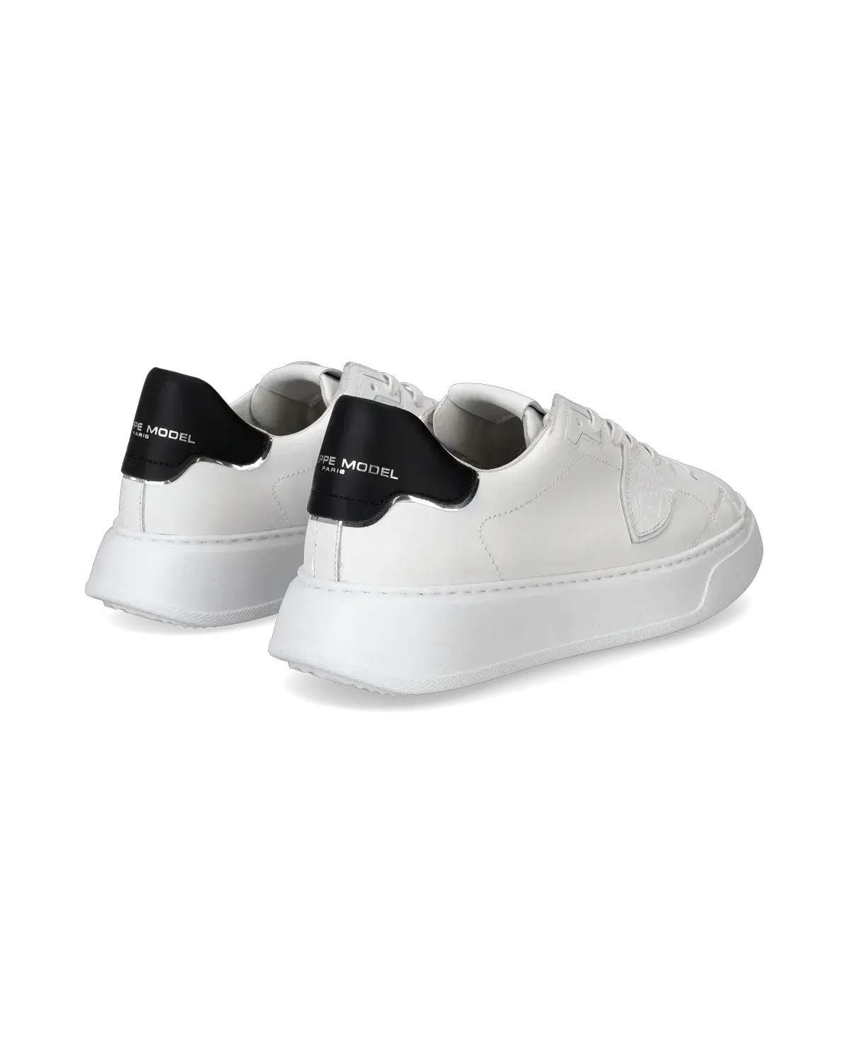 Sneakers basse uomo in pelle bianca con dettagli neri e suola spessa, vista posteriore