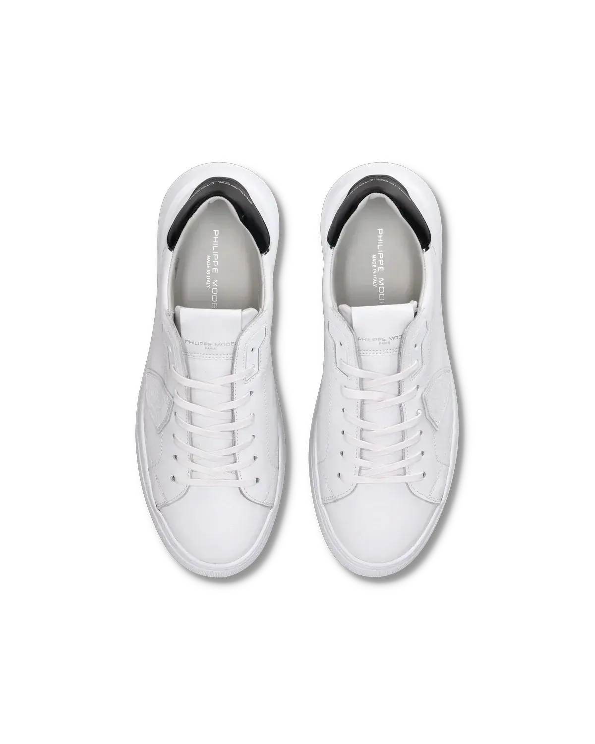 Sneakers uomo in pelle bianca con dettagli neri, vista dall'alto, stile moderno