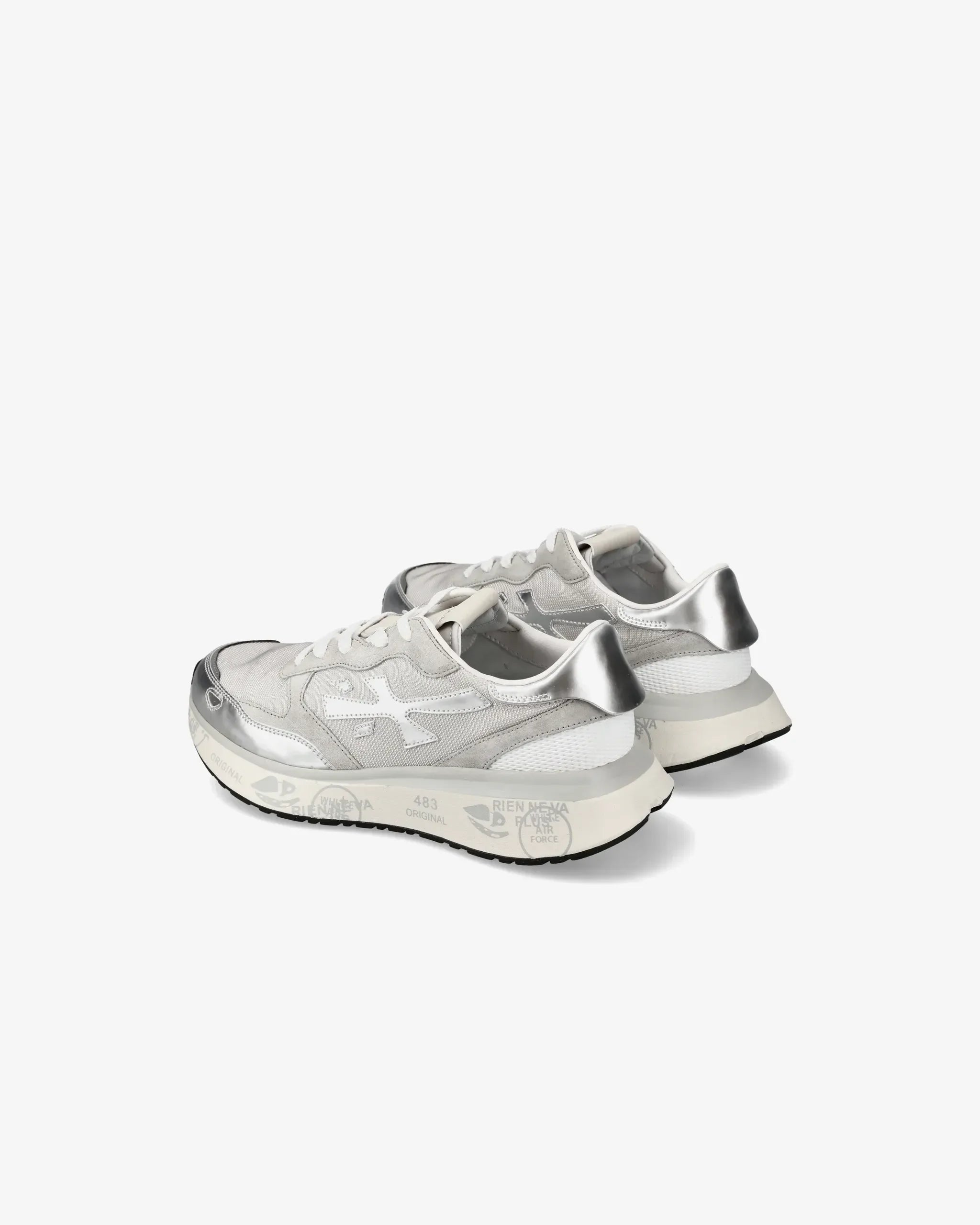 Sneakers donna argento e bianco con dettagli metallici, suola alta e design moderno