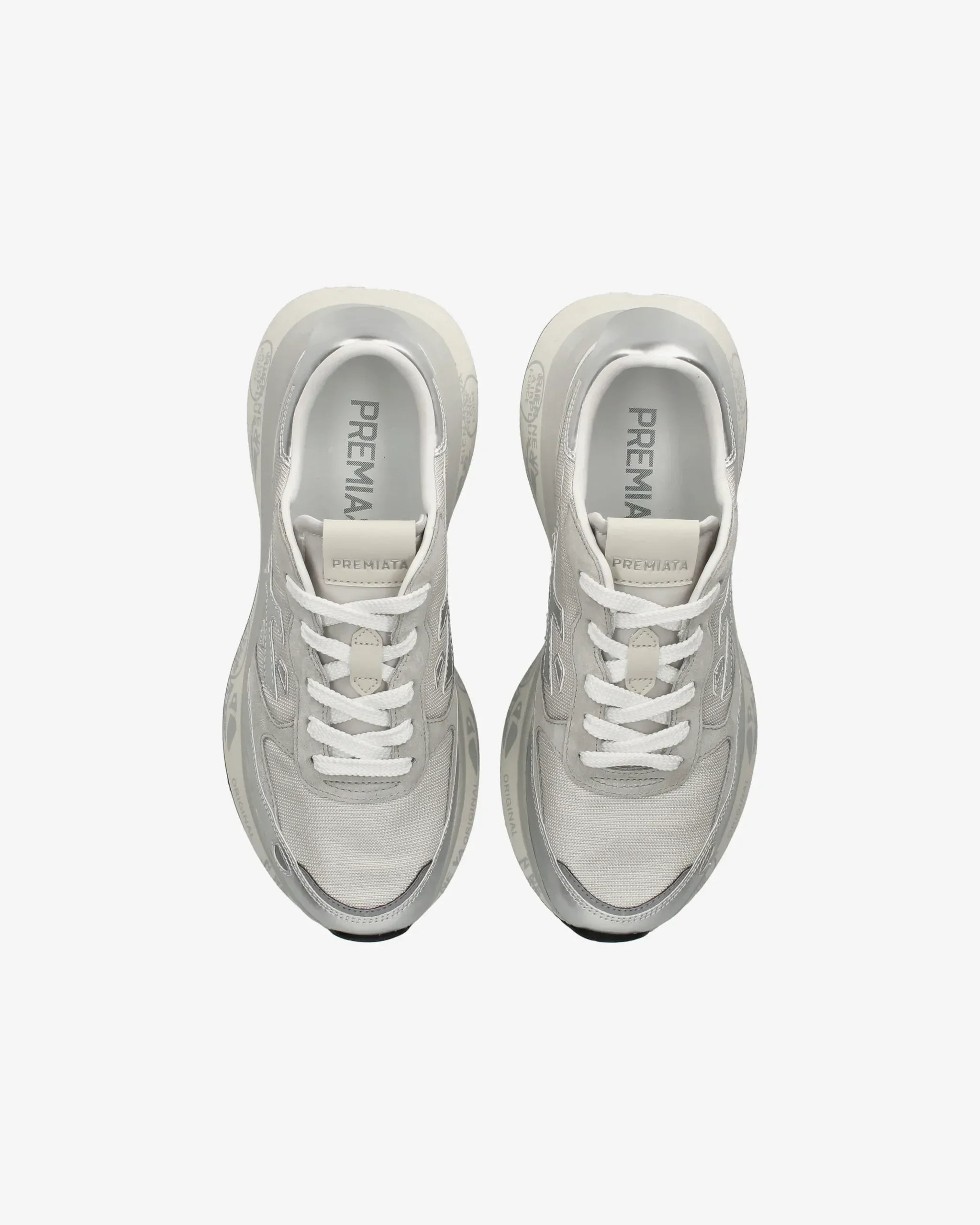 Sneakers argento donna in tessuto e pelle, dettaglio logo, vista dall'alto su sfondo bianco