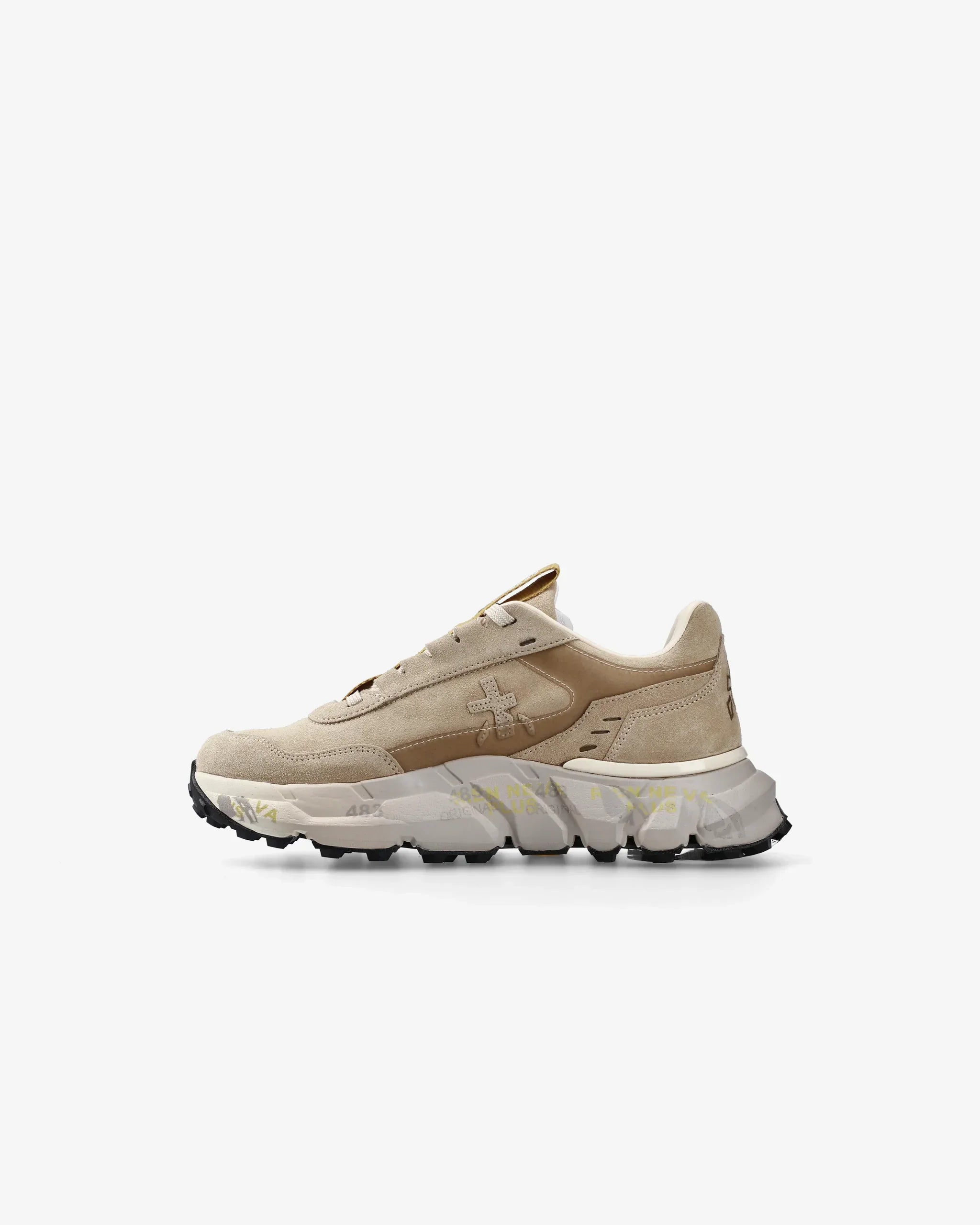 Sneaker beige in suede e tessuto con suola alta chunky, stile casual, dettaglio cuciture.