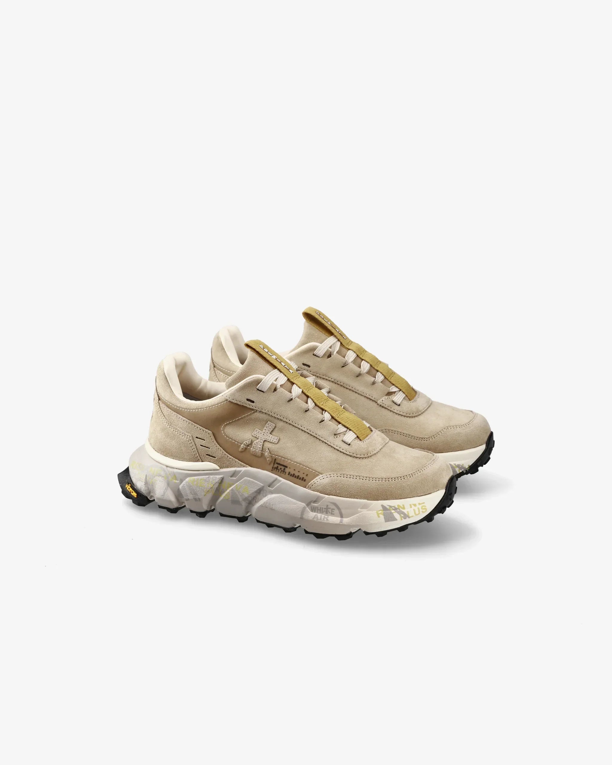 Sneakers beige da uomo con suola chunky bianca e dettagli gialli, stile casual moderno.