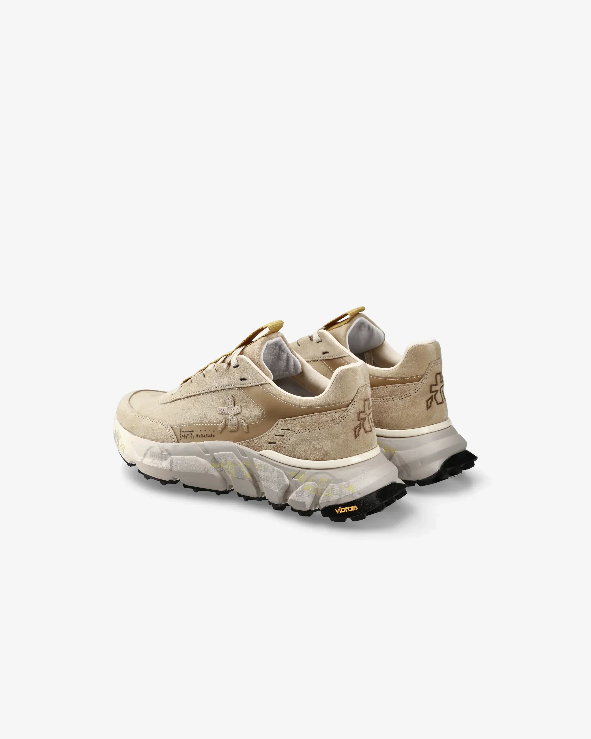 Sneakers beige donna in suede con suola spessa Vibram, scarpe moda casual su sfondo bianco