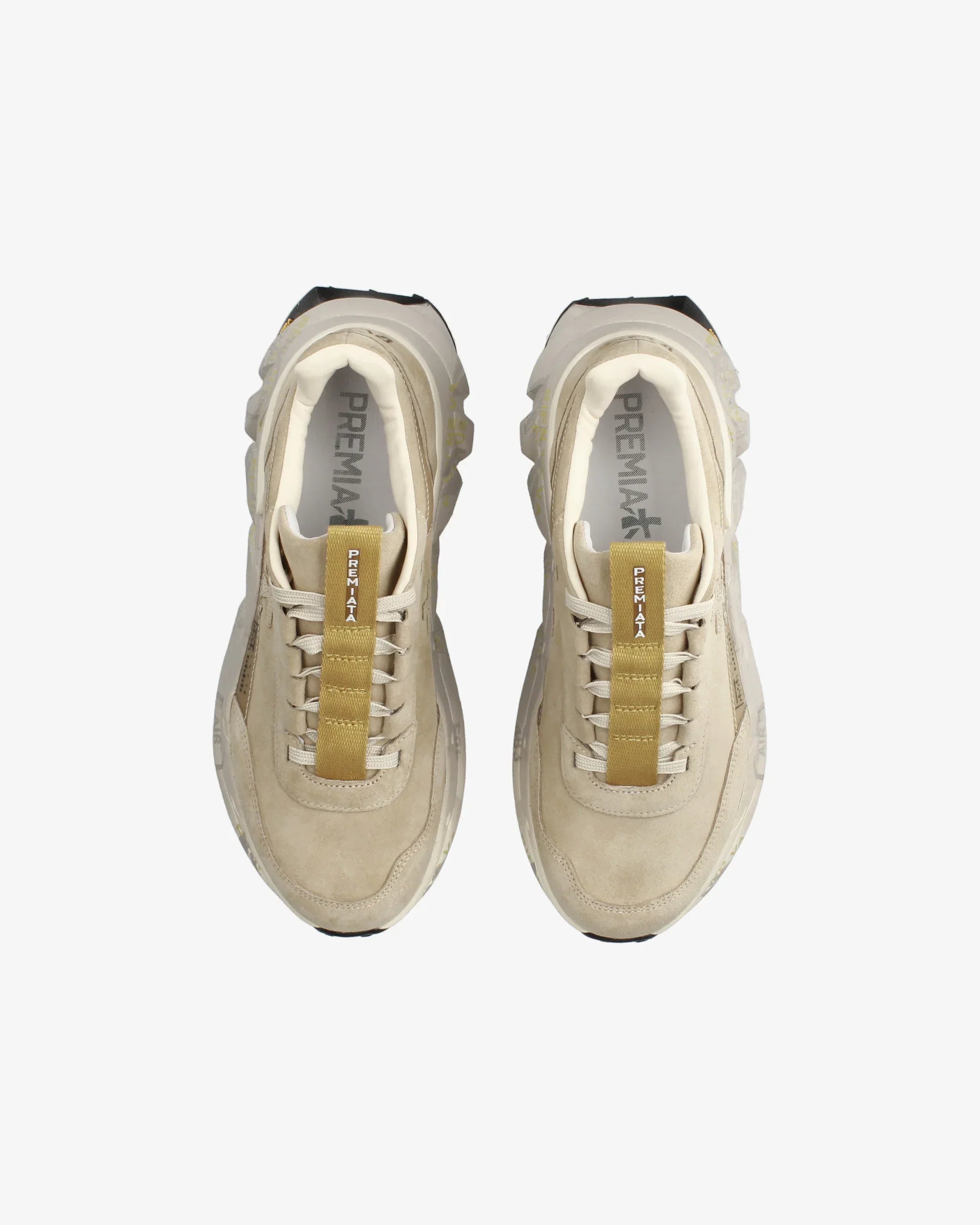 Sneakers beige da donna in suede con dettagli gialli e suola alta, vista dall'alto
