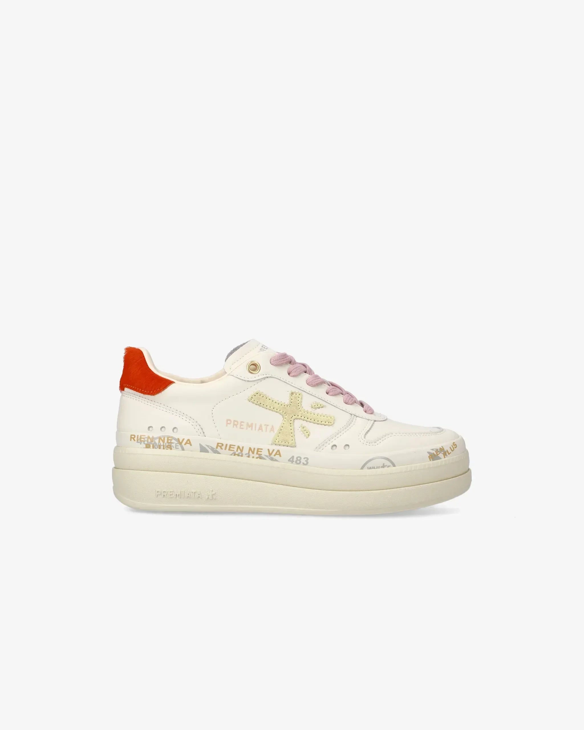 sneaker beige da donna con lacci rosa, dettagli gialli e tallone arancione su sfondo bianco