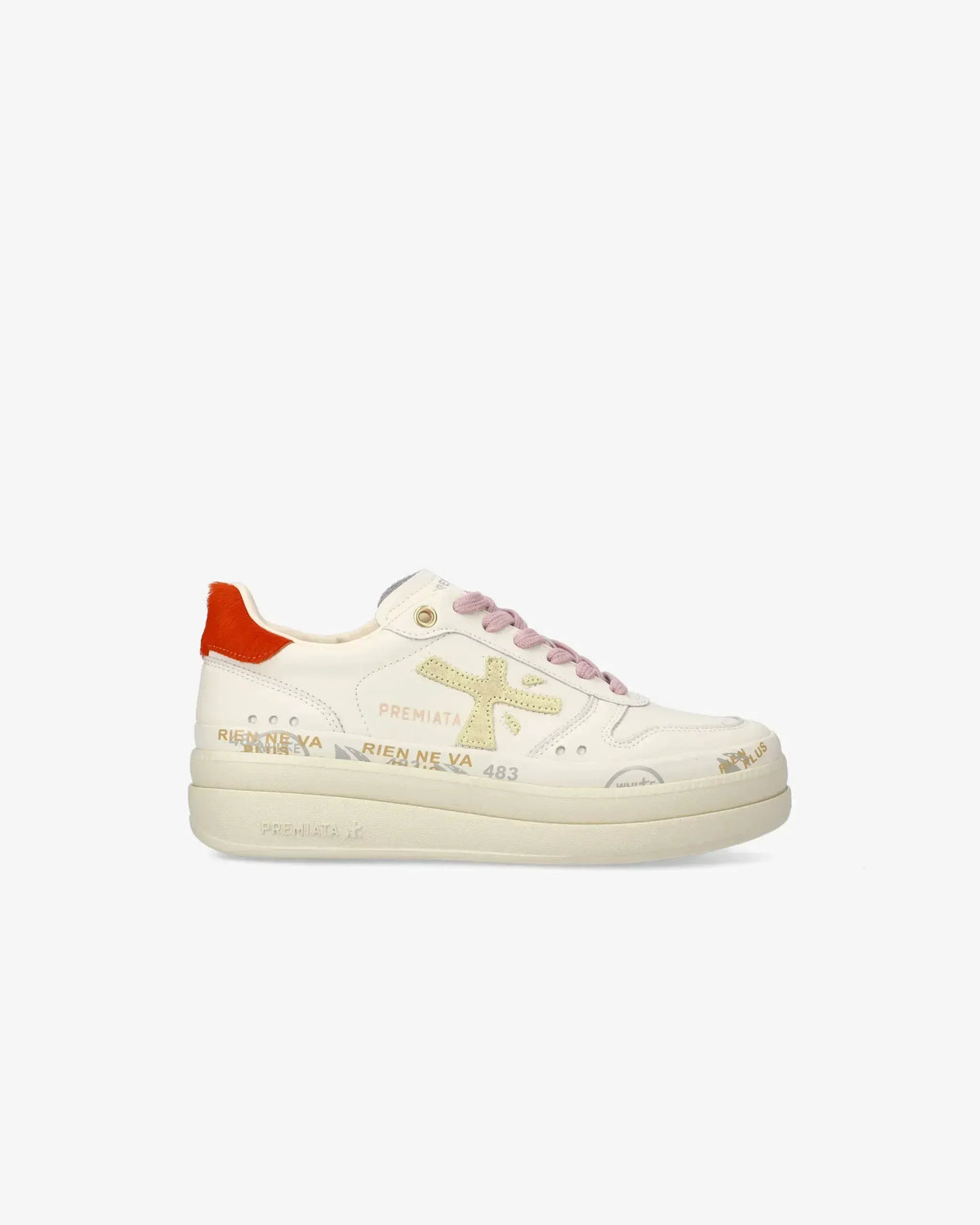 sneaker beige da donna con lacci rosa, dettagli gialli e tallone arancione su sfondo bianco