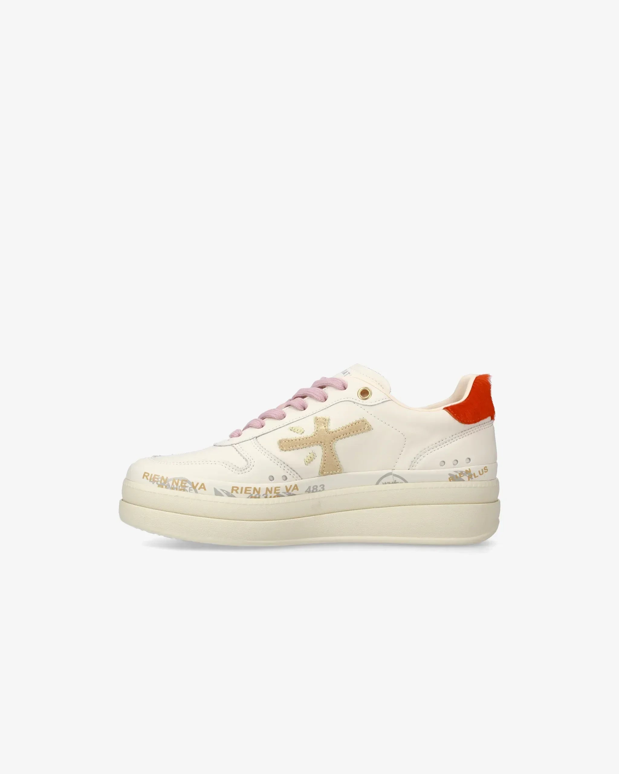 Sneaker donna beige suola alta, dettagli arancioni e lacci rosa, fondo bianco.