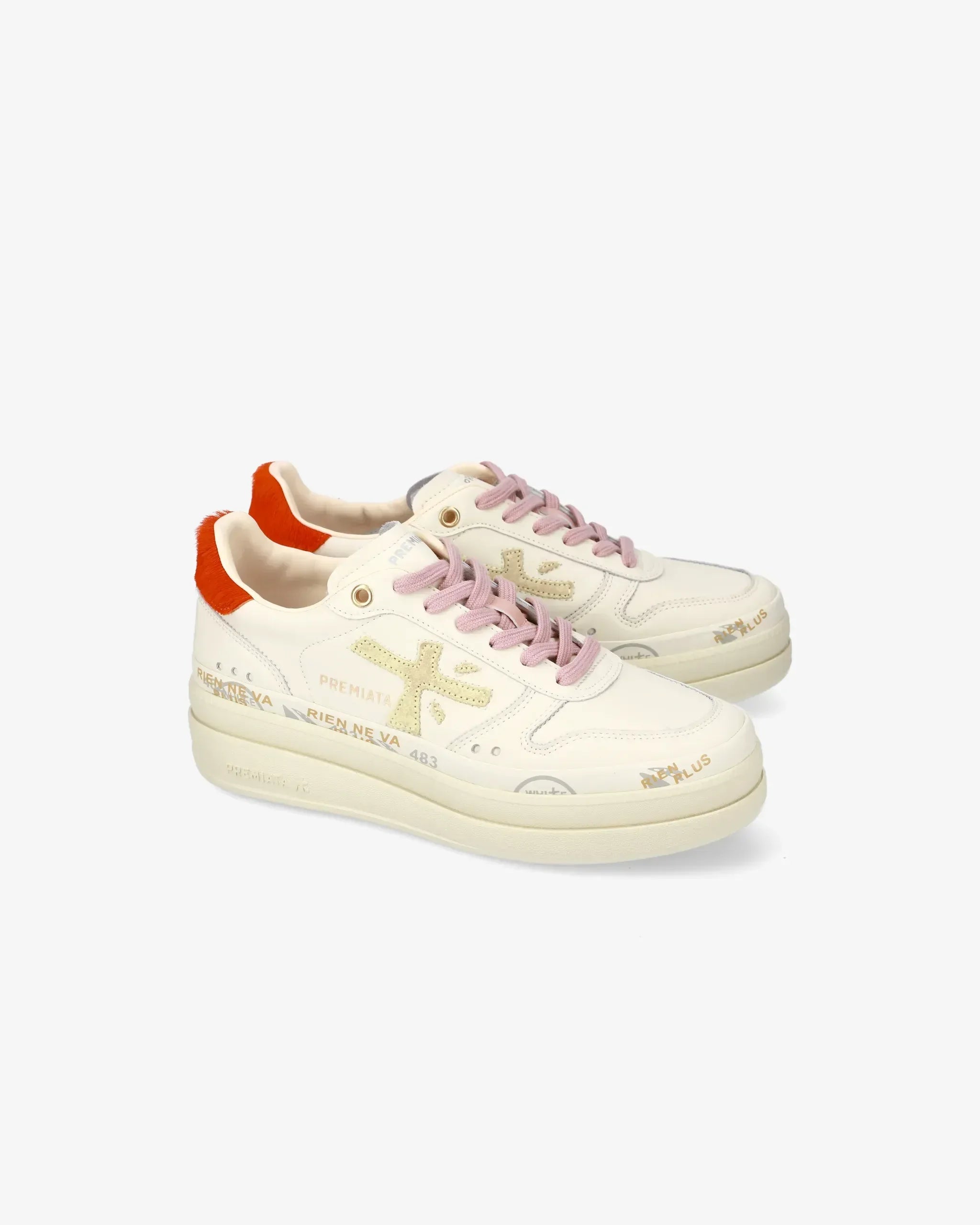 Sneakers beige da donna, dettagli oro, lacci rosa, inserti arancioni, stile casual