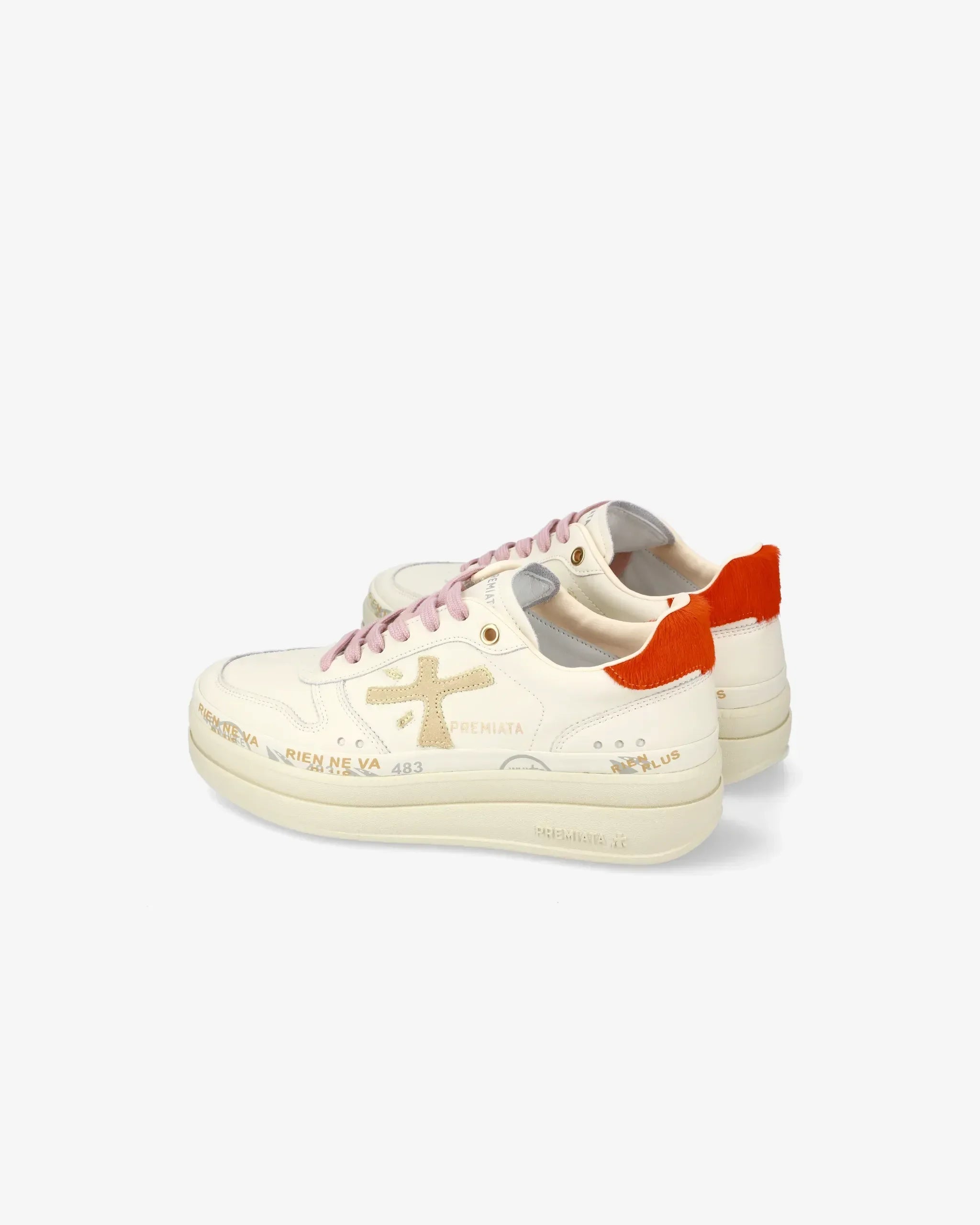 Sneaker beige da donna con dettagli arancioni, logo laterale e suola alta, stile moderno