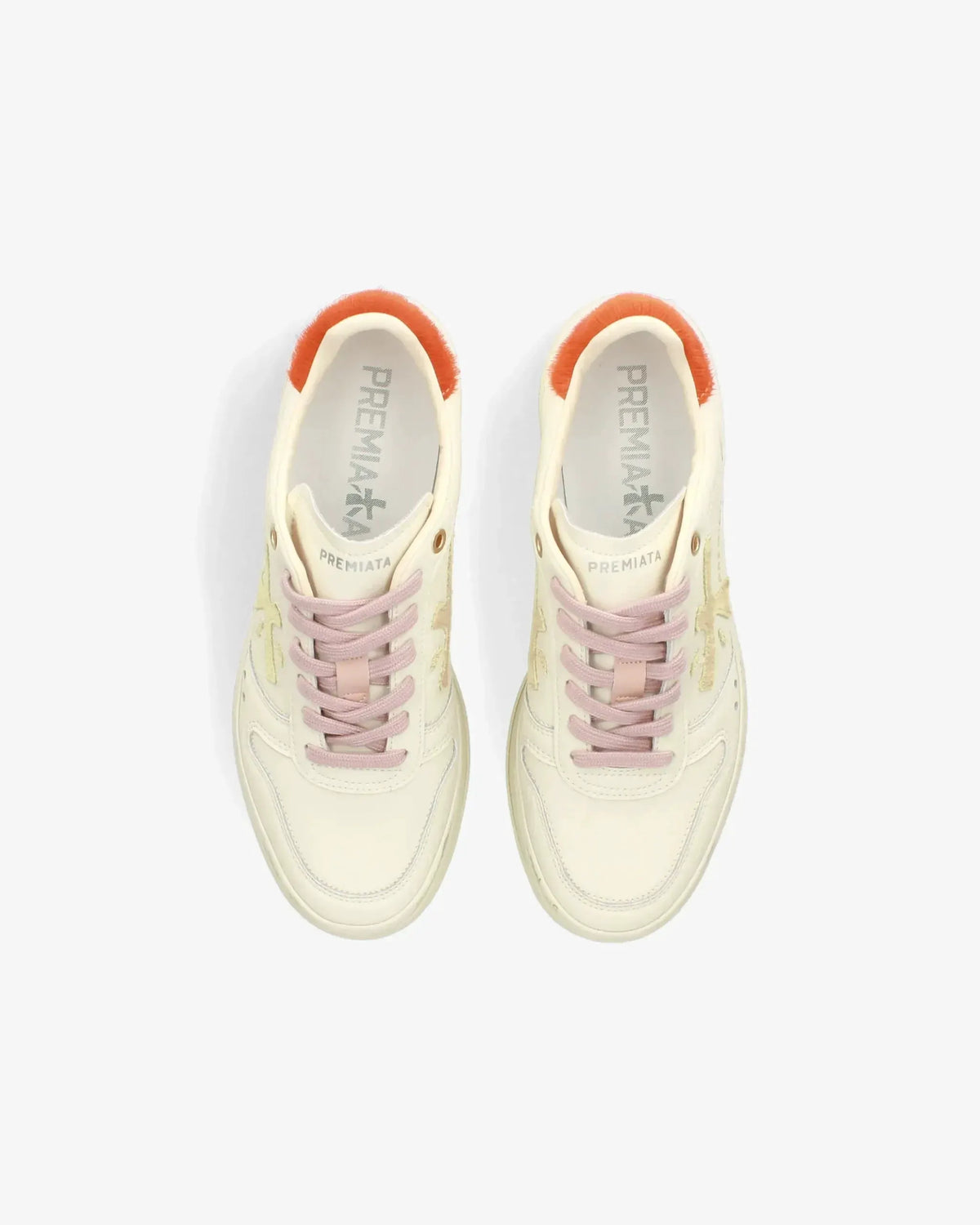 Sneakers beige da donna con dettagli rosa e arancioni, viste dall'alto su sfondo bianco