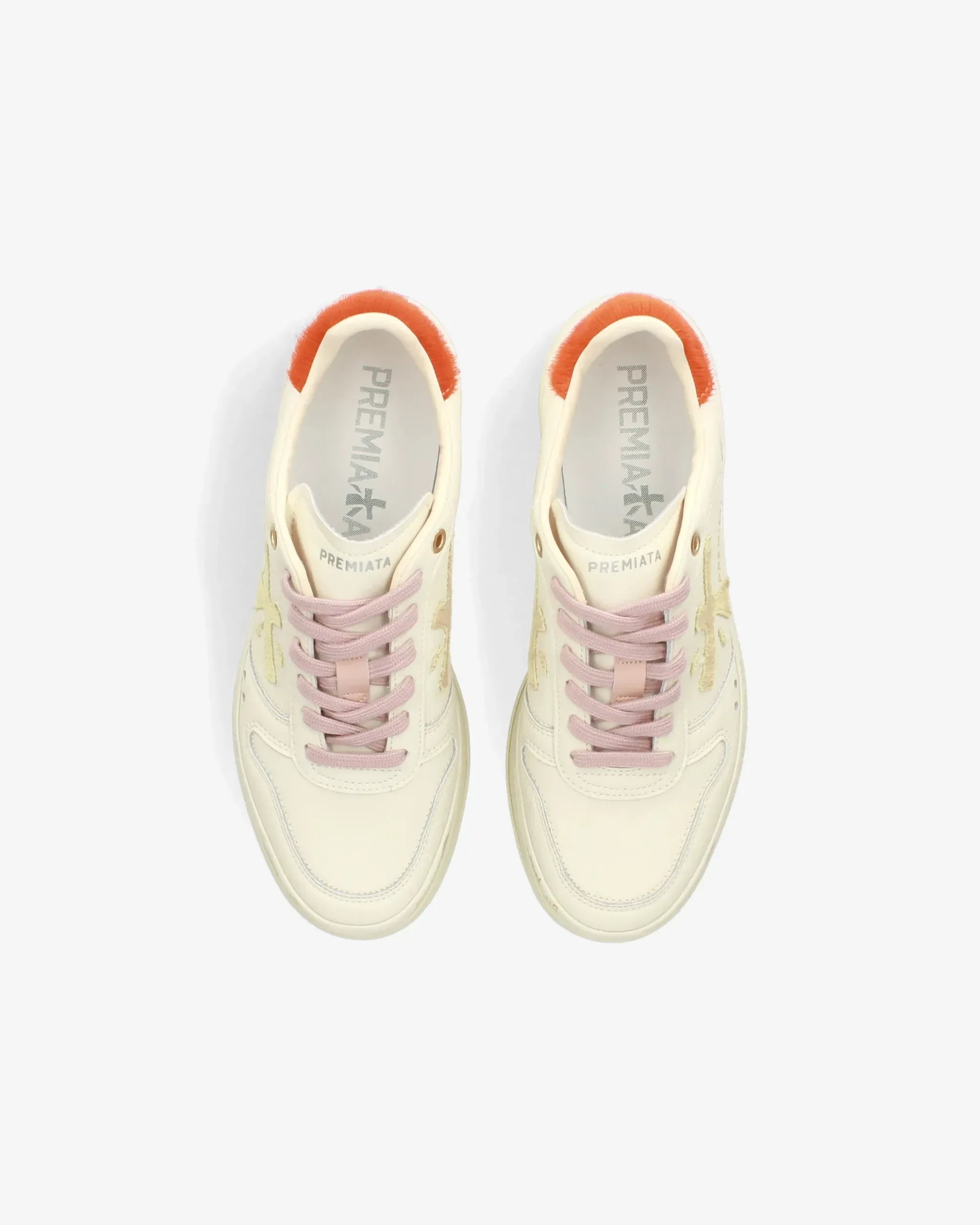 Sneakers beige da donna con dettagli rosa e arancioni, viste dall'alto su sfondo bianco