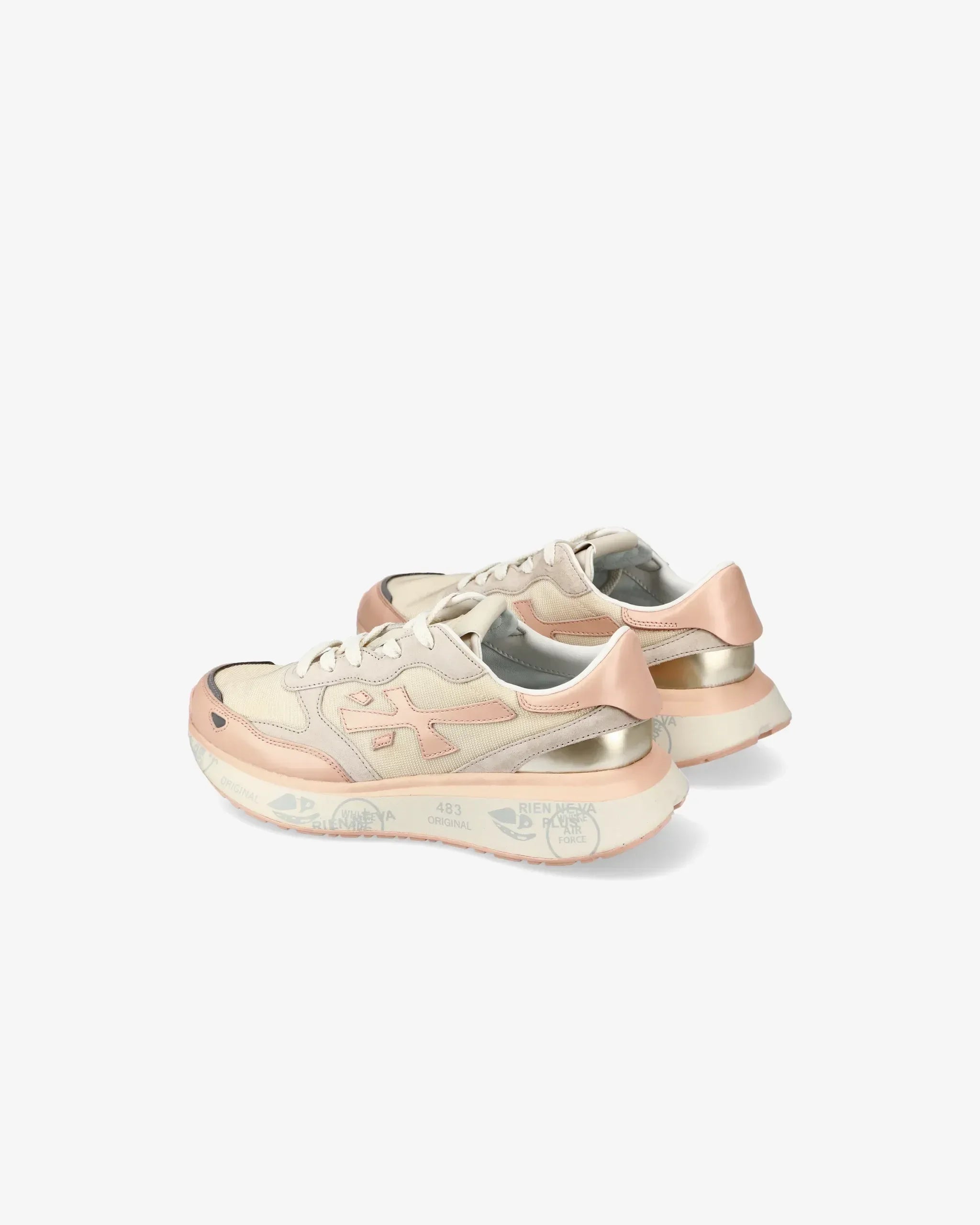 Sneakers beige e rosa da donna con dettagli metallici e suola spessa, moda primavera estate.