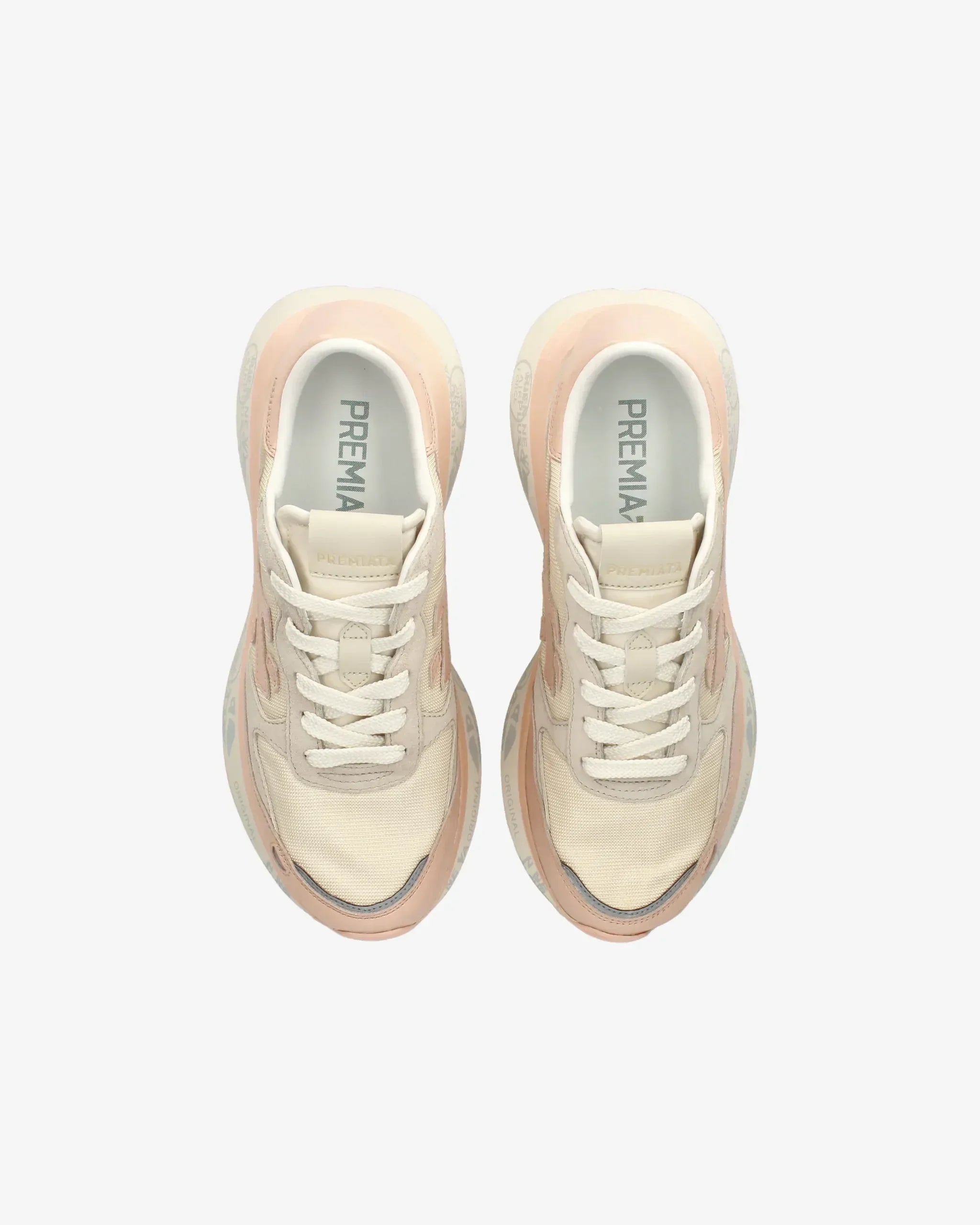 Sneakers beige e rosa da donna con suola spessa e dettagli a contrasto, vista dall'alto.