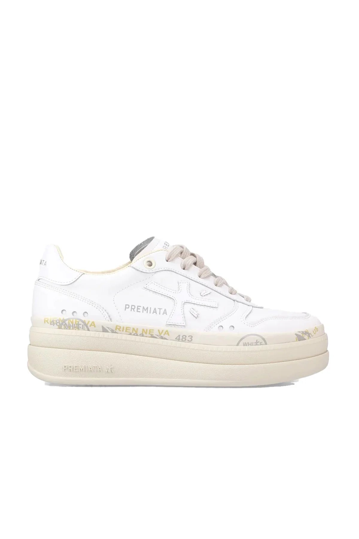 Sneaker donna bianca con suola alta beige, dettagli traforati e scritte laterali visibili