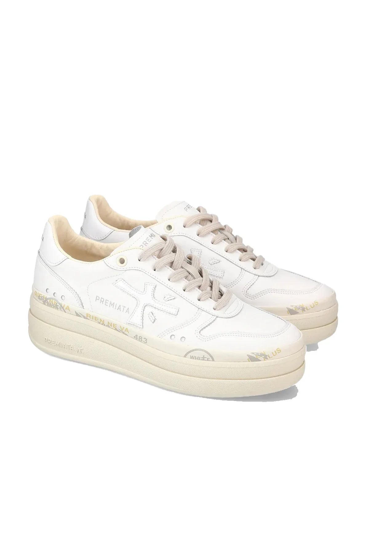 Sneakers donna bianche in pelle con suola beige, dettagli logo laterali, stile casual.