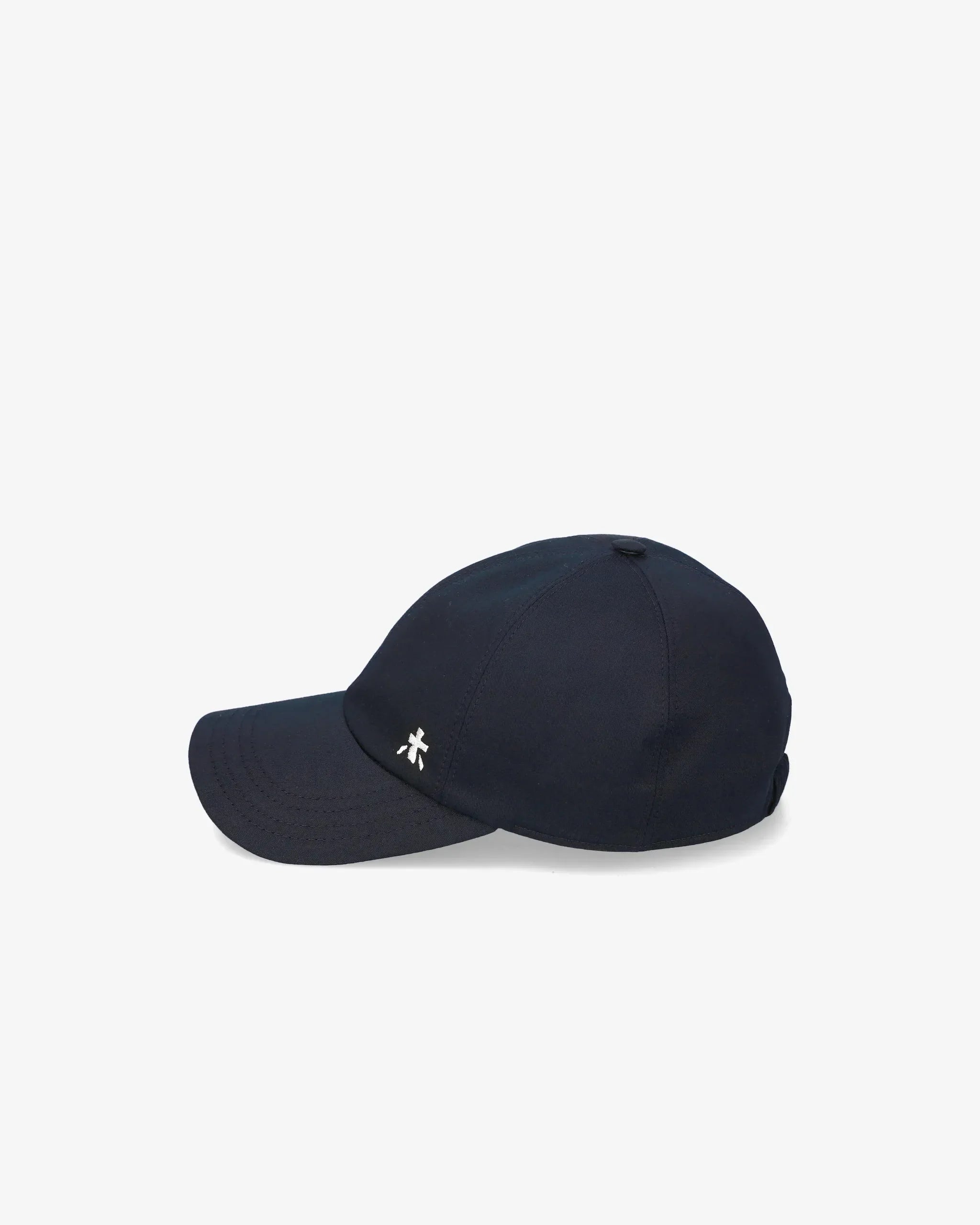 Cappellino blu scuro in tessuto, visiera curva, logo ricamato bianco sul lato frontale.
