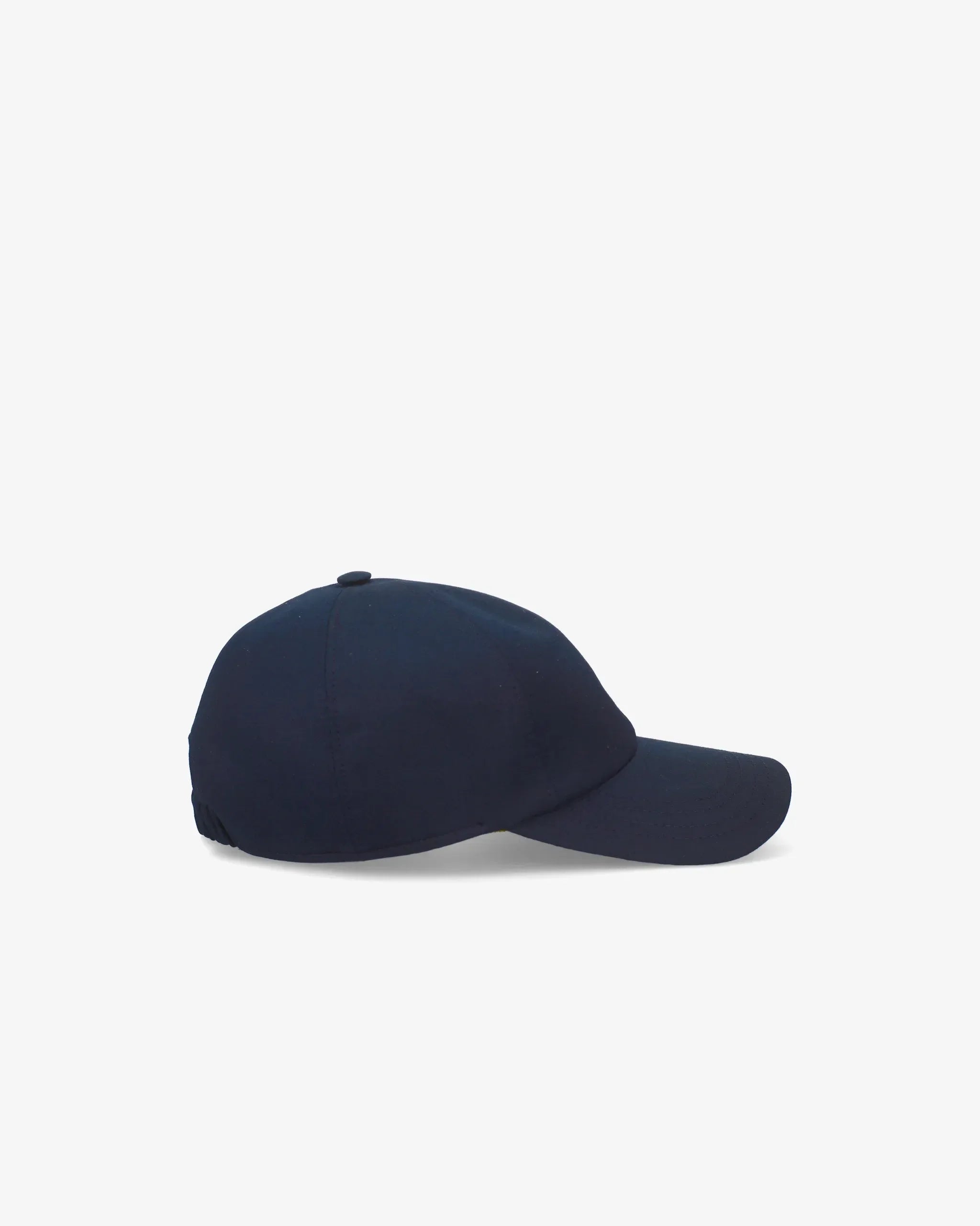 Cappellino blu navy stile baseball uomo, sfondo bianco, accessorio moda casual