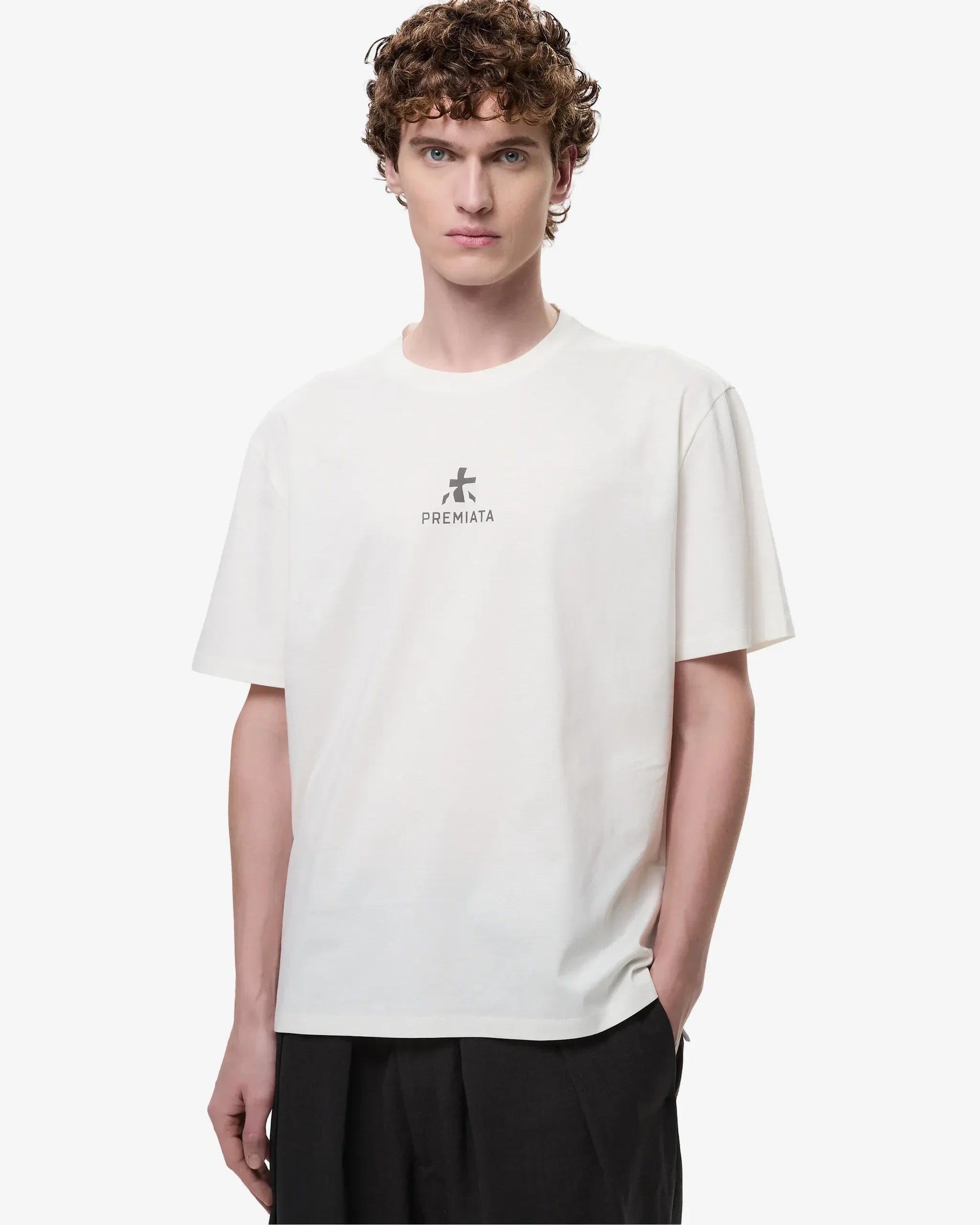 Modello indossa t-shirt bianca in cotone con logo Premiata stampato sul petto