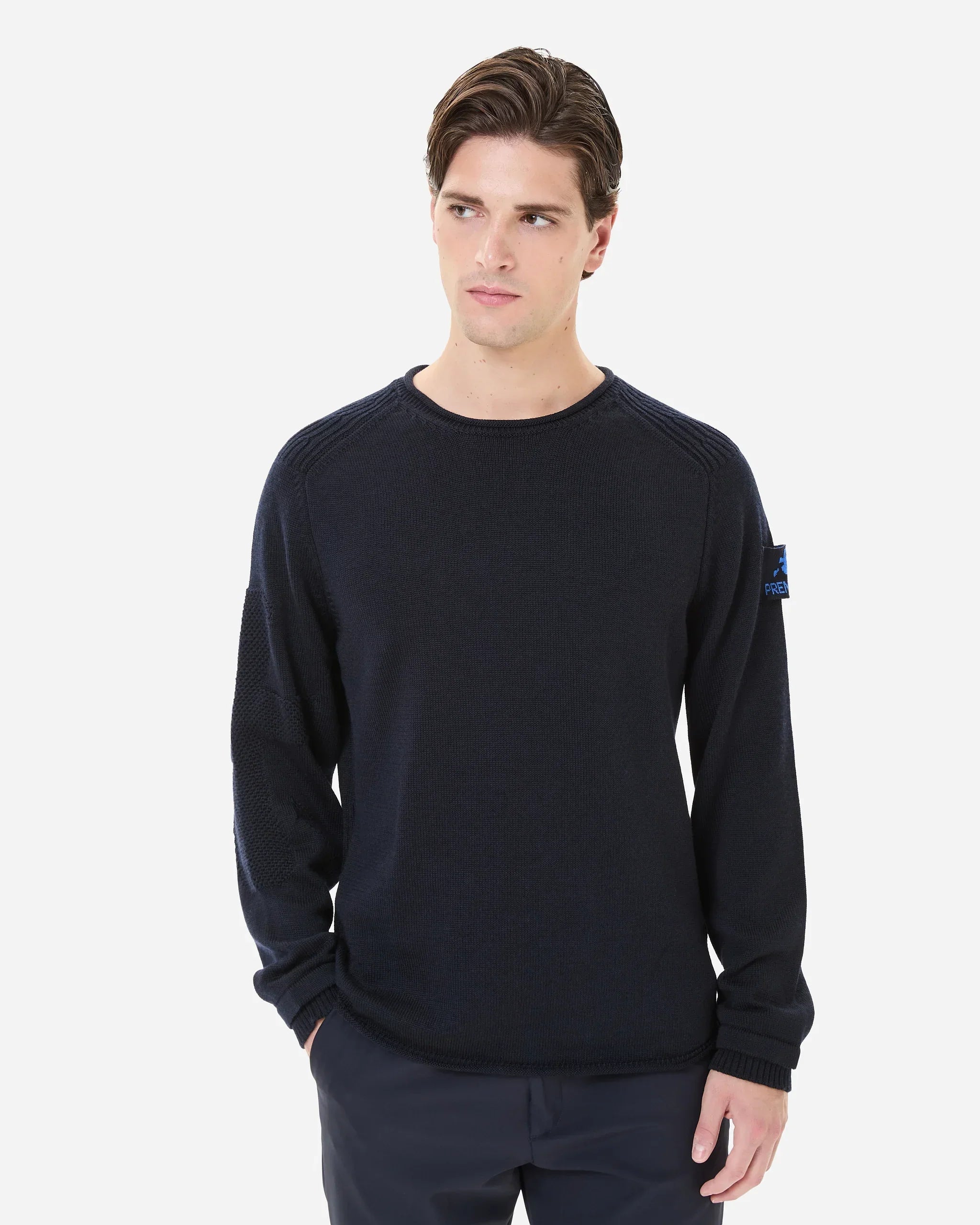 Maglia uomo blu scuro in lana merino girocollo, maniche lunghe, stile casual elegante.