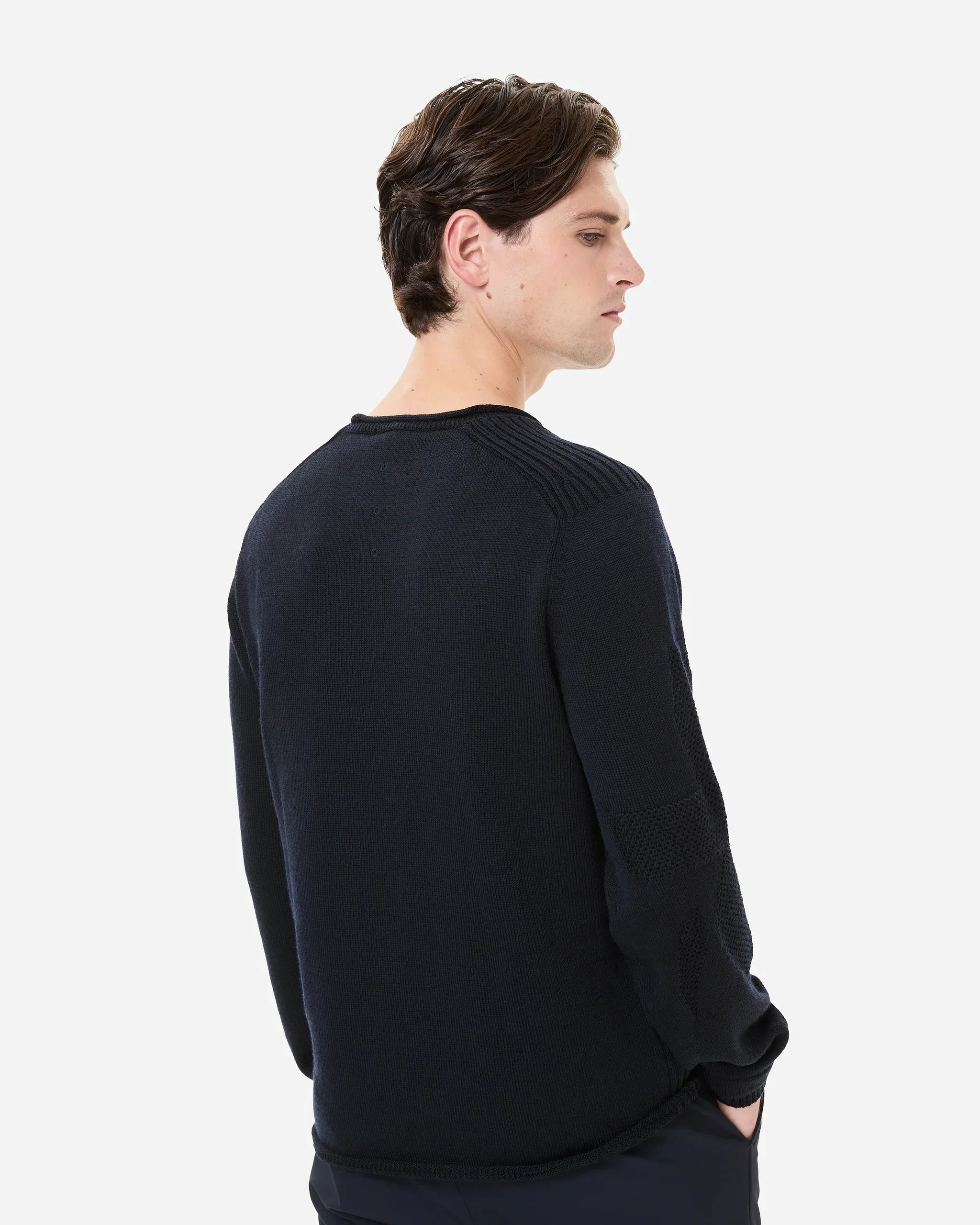 Maglione uomo blu scuro in lana merino, girocollo, lavorazione a maglia, visto da dietro