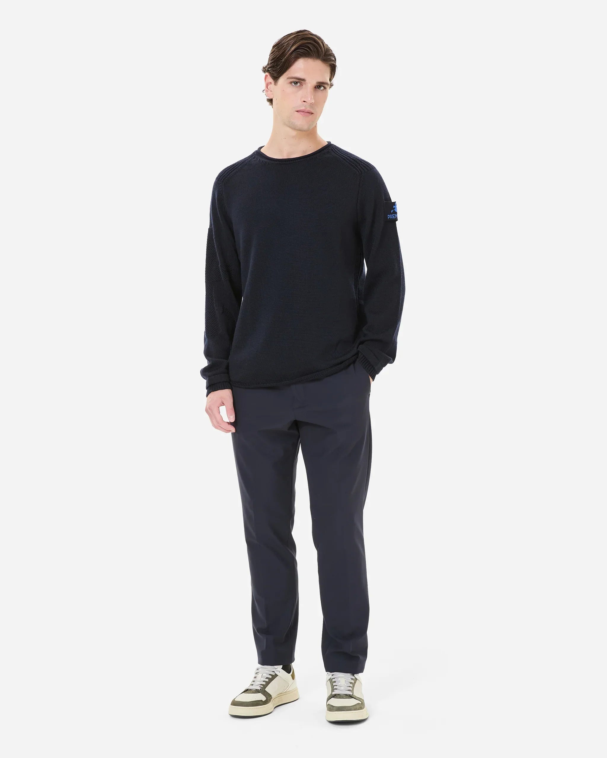 Maglia uomo blu navy in lana merinos a girocollo, stile casual, su modello a figura intera.