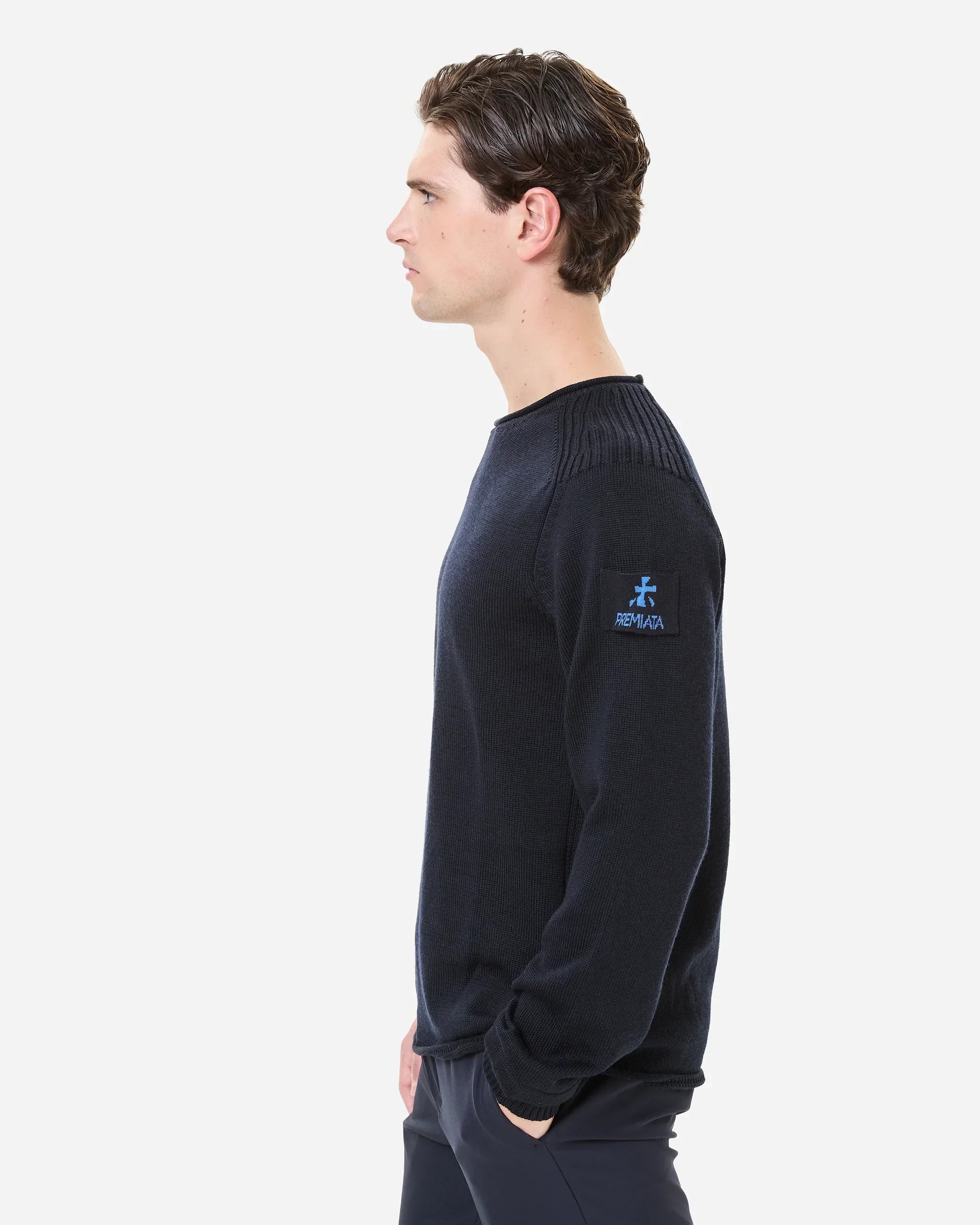 Maglione uomo blu scuro in lana merino girocollo, dettaglio logo sulla manica sinistra