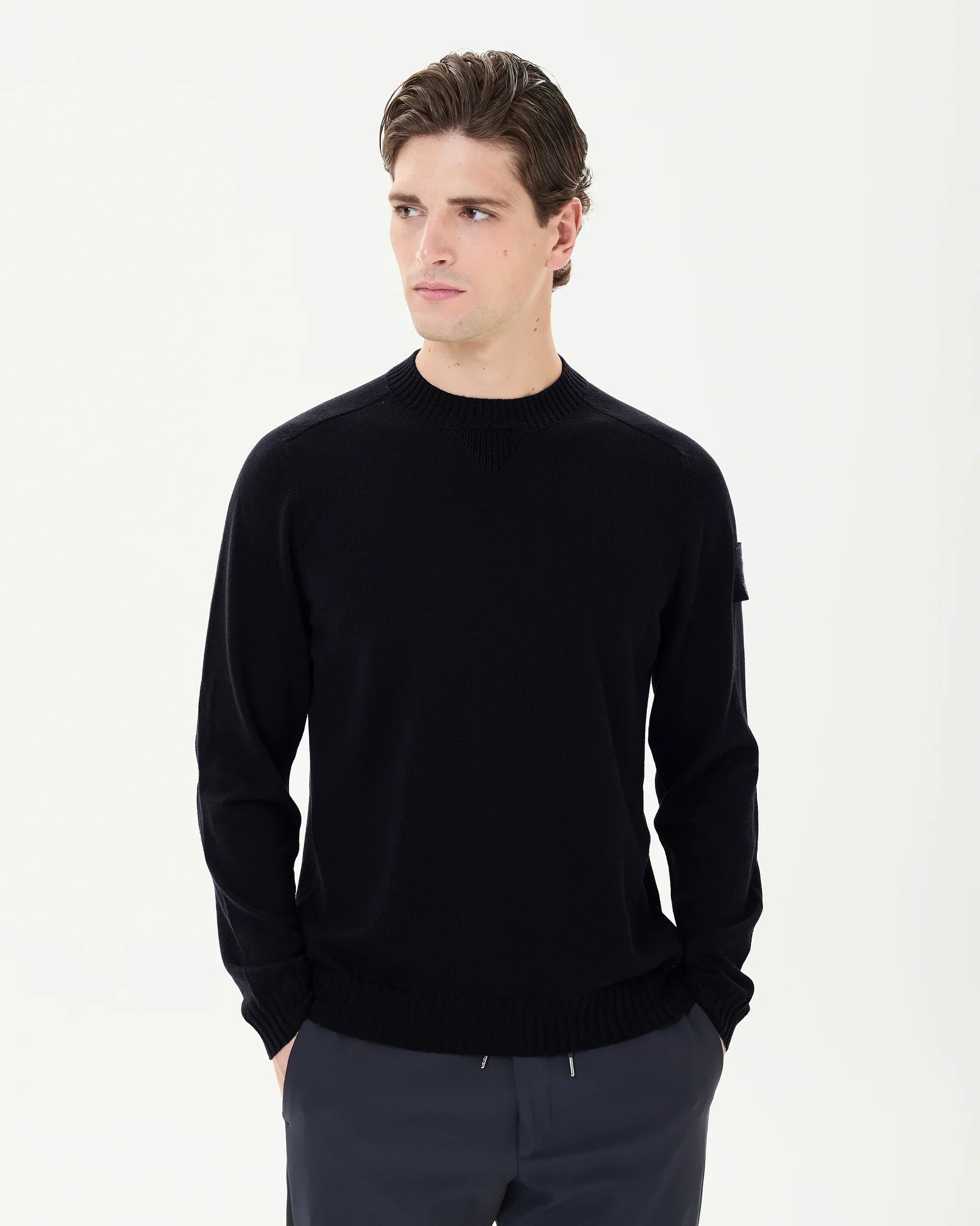 Maglia uomo blu scuro in lana merinos a girocollo, look elegante, fondo neutro