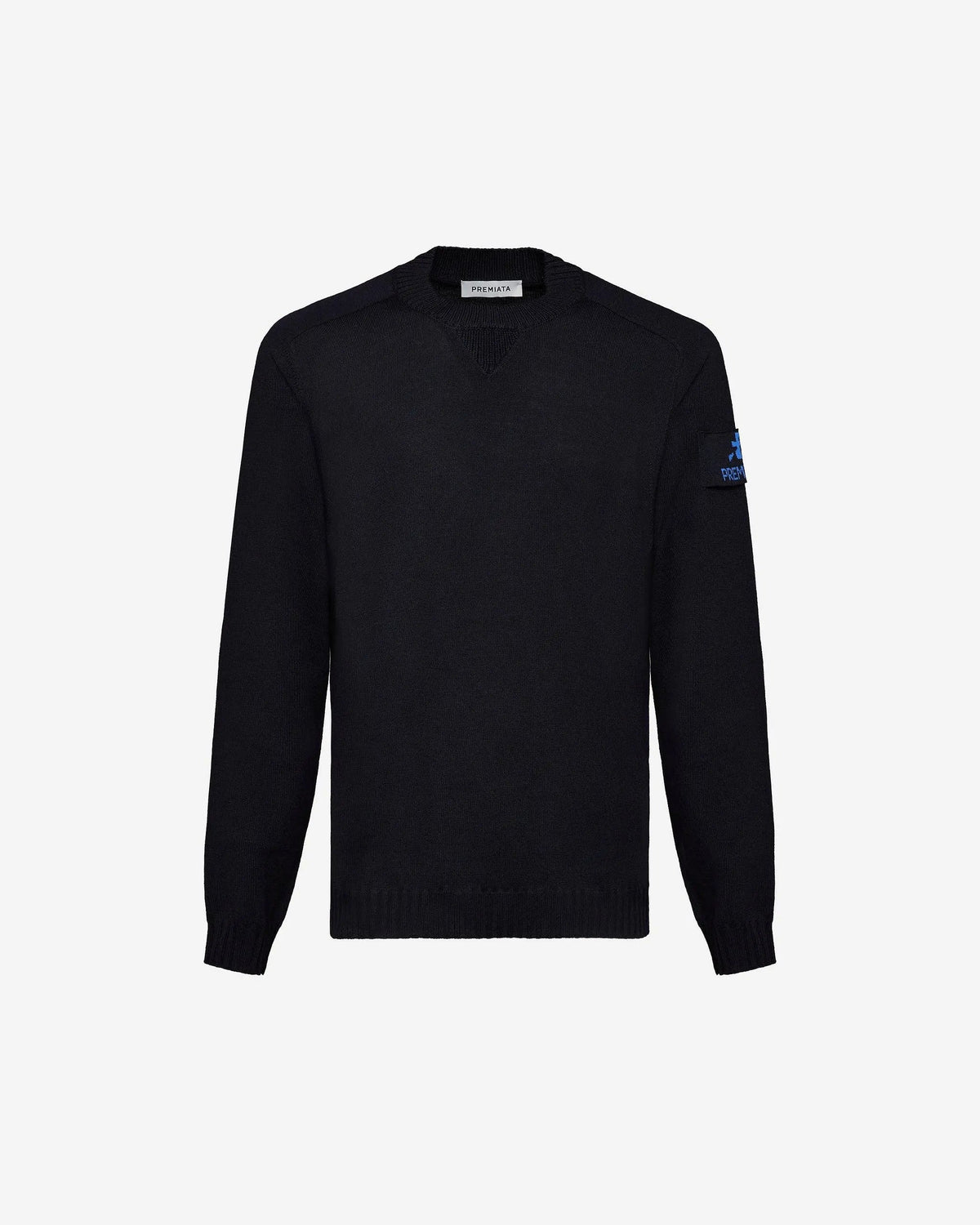 Maglione uomo blu scuro girocollo in lana merino, patch sul braccio sinistro, sfondo bianco.