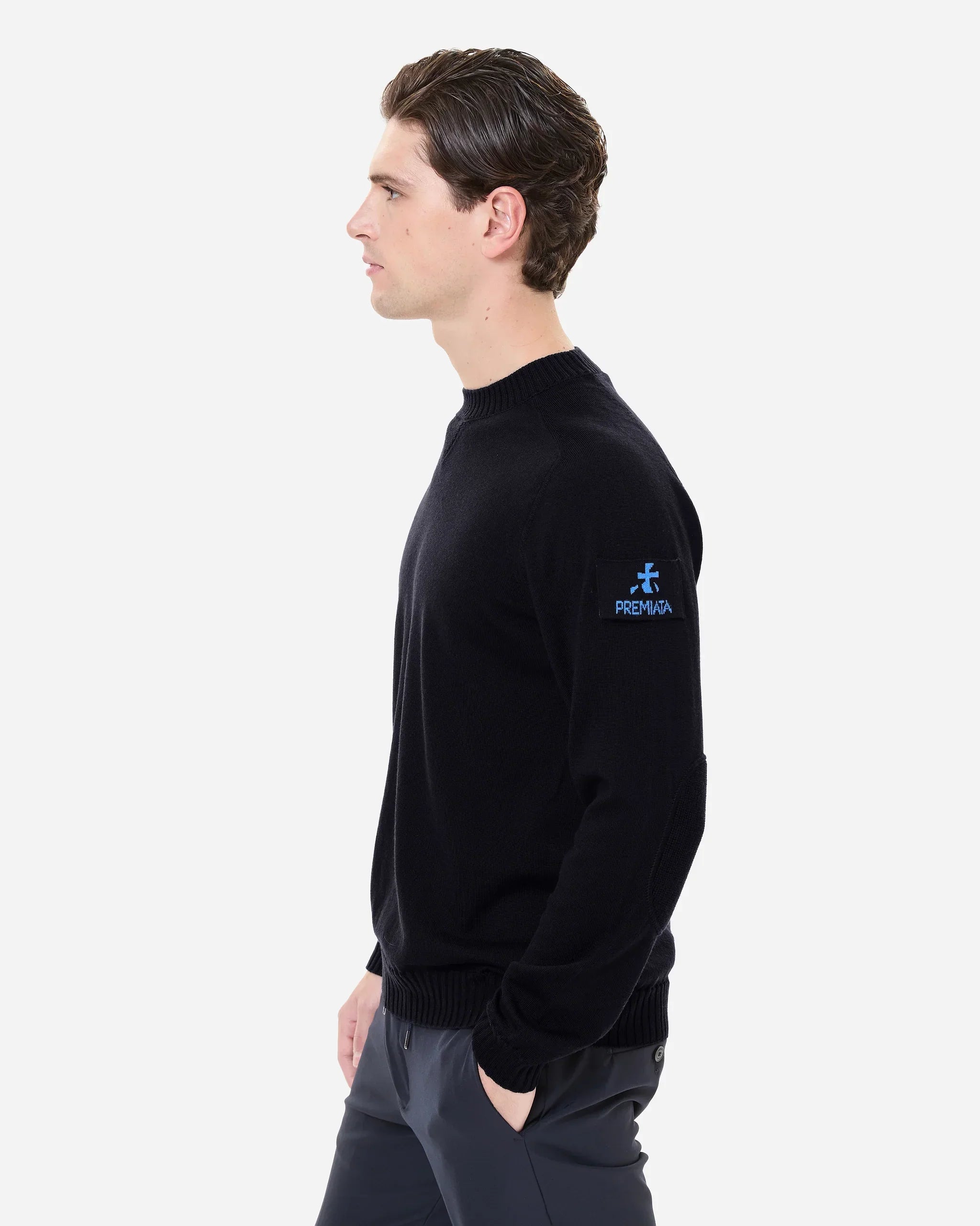 Maglione uomo nero girocollo in lana merino, patch blu sulla manica sinistra, profilo laterale