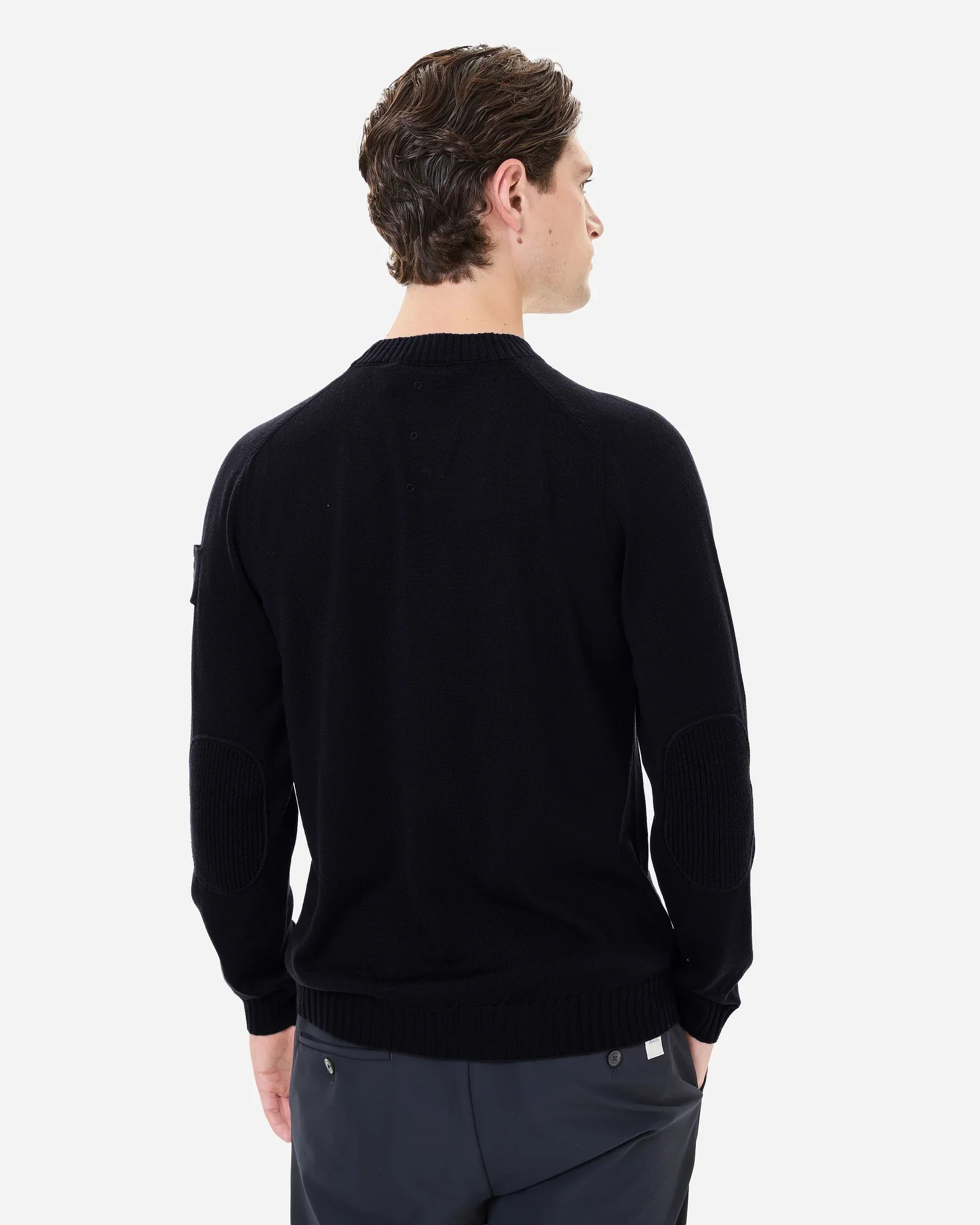 Maglione uomo nero a maniche lunghe in lana merino, dettagli a coste su gomiti, vista retro