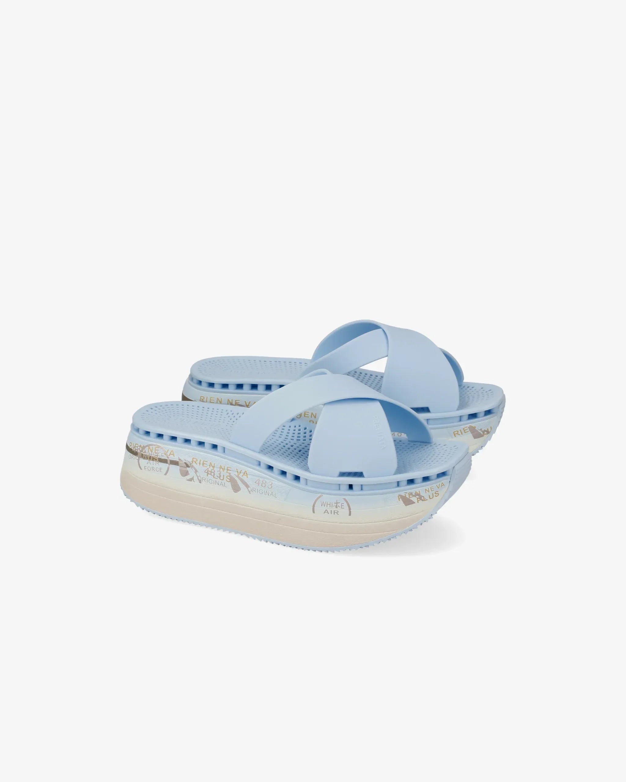 Sandali donna platform azzurri con suola alta decorata, incrocio davanti, fondo bianco.
