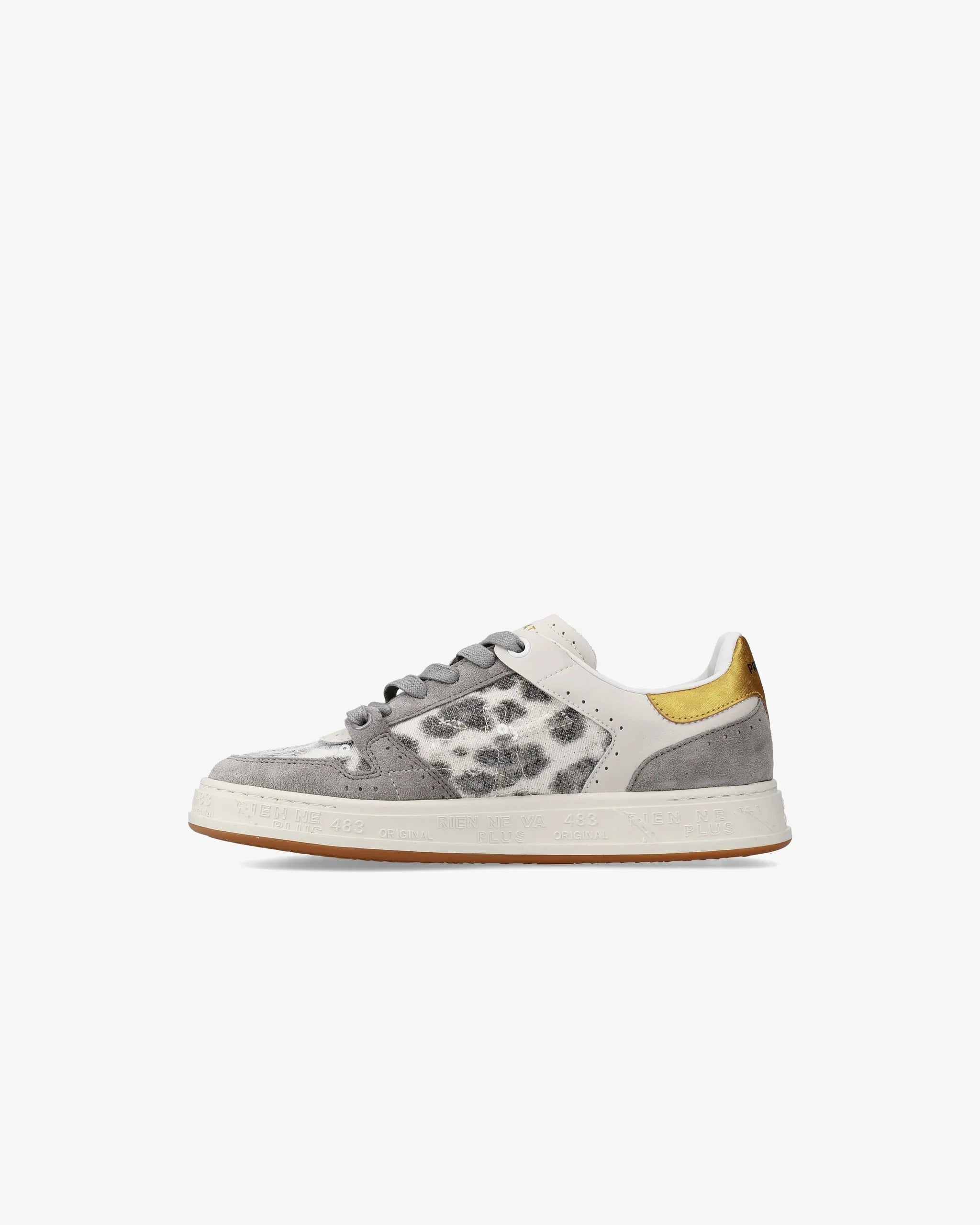 Sneaker donna grigia e bianca con dettagli pelliccia animalier e tallone dorato, fondo bianco.