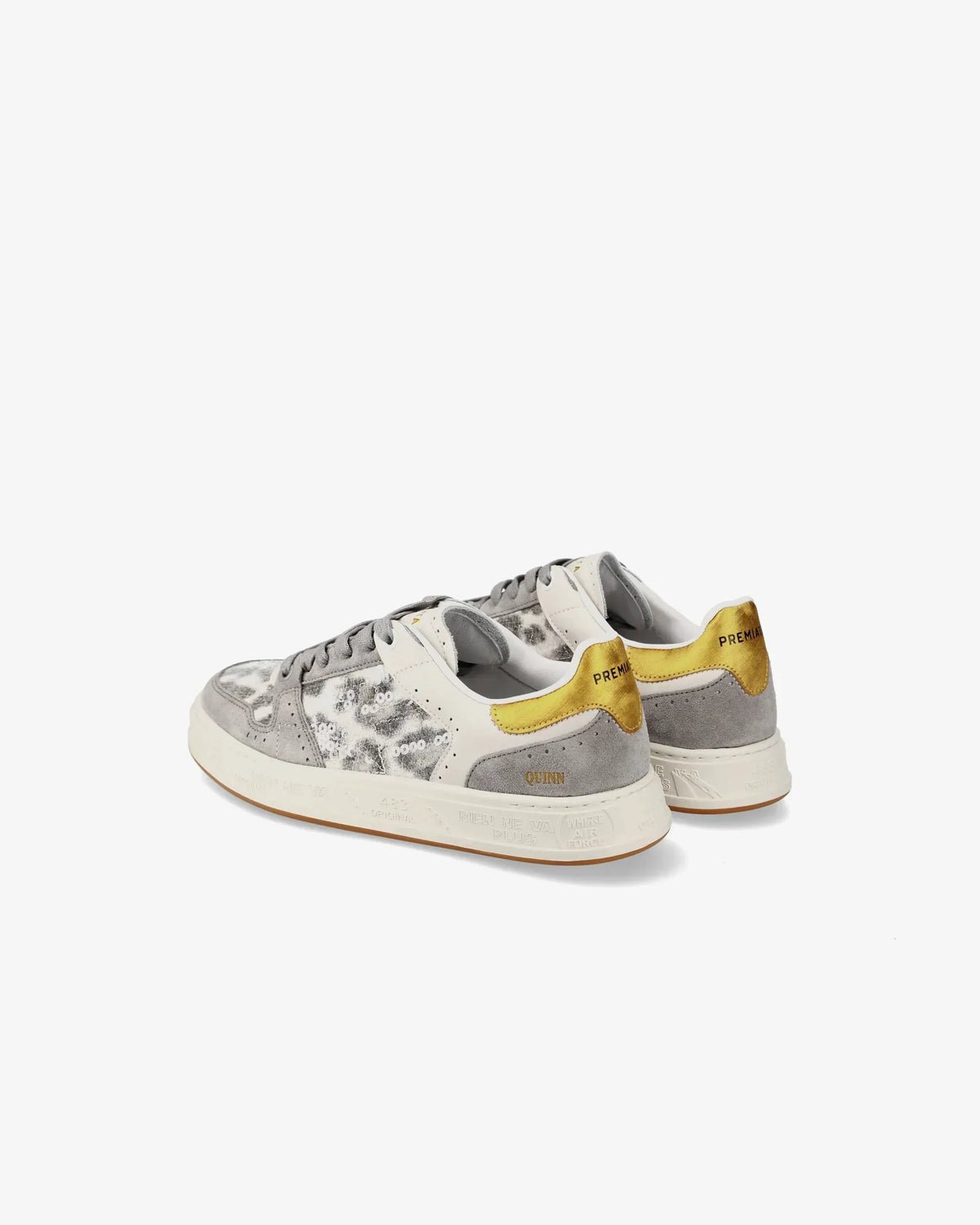 Sneakers grigie e bianche da uomo con dettagli dorati e suola in gomma, stile casual.