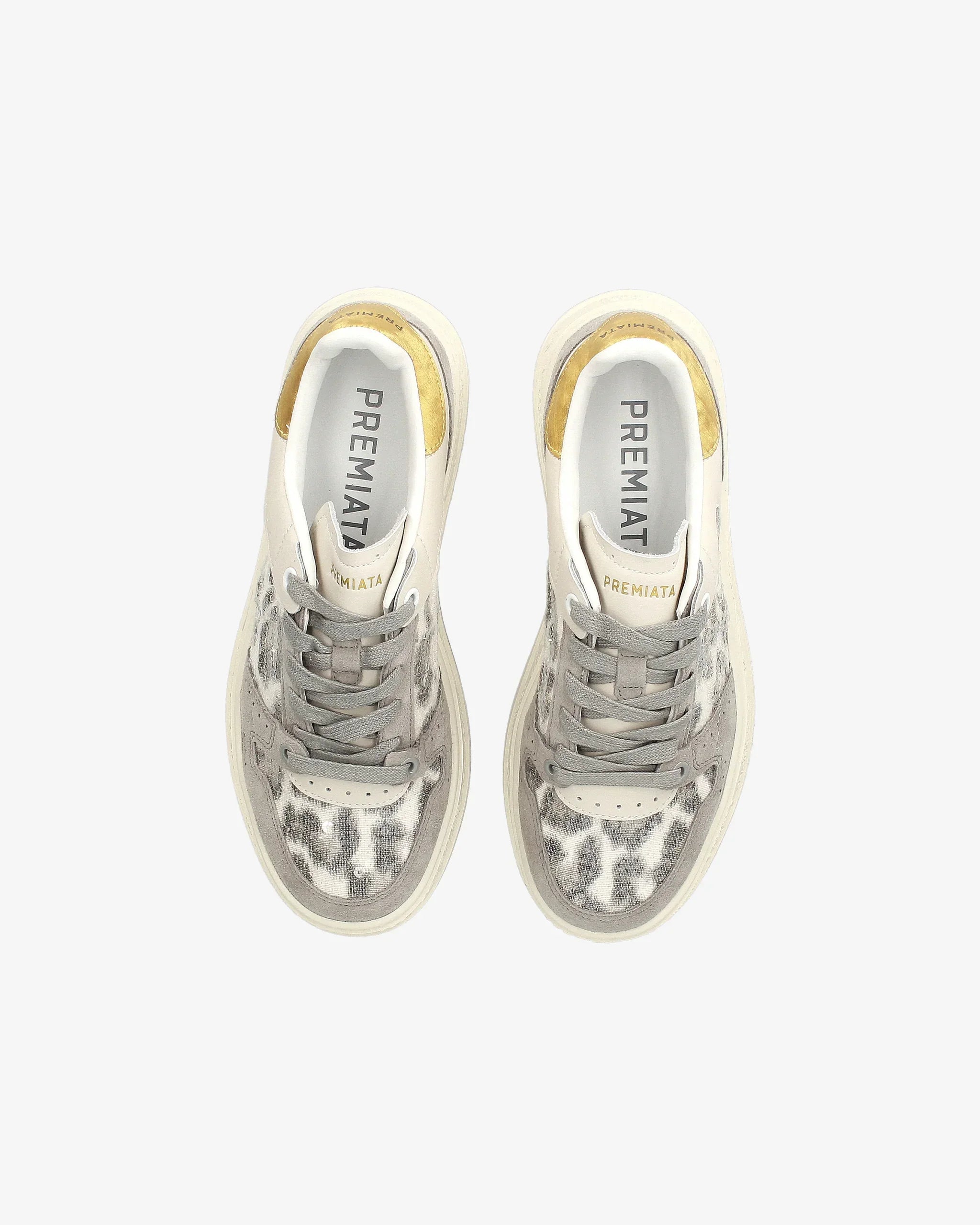 Sneakers grigie e bianche con lacci, dettagli effetto animalier e inserti gialli sul tallone