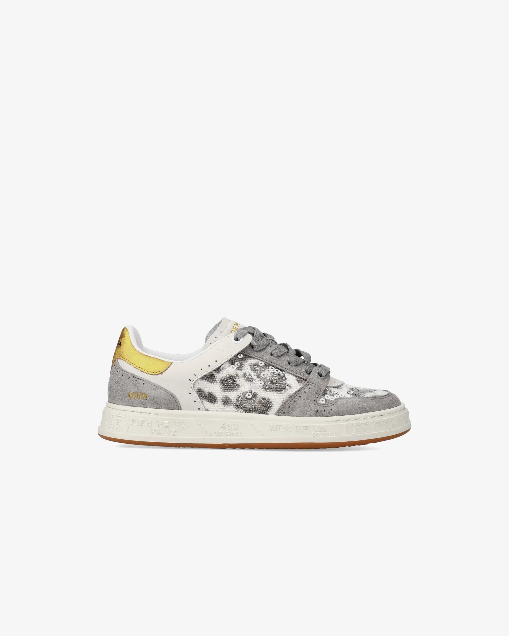 Sneaker donna grigia con dettagli animalier, inserti bianchi e tallone dorato, suola beige.