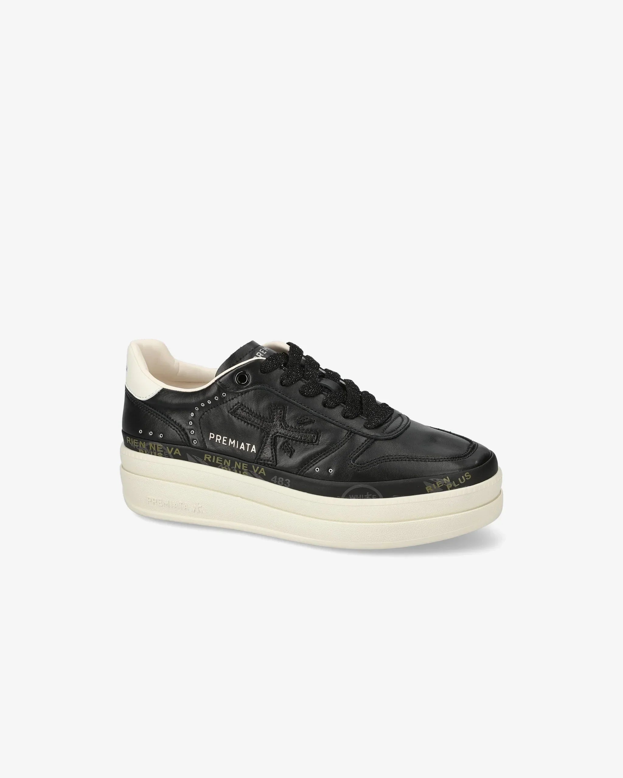 Sneaker bassa da donna in pelle nera con suola bianca e dettagli logo visibili.