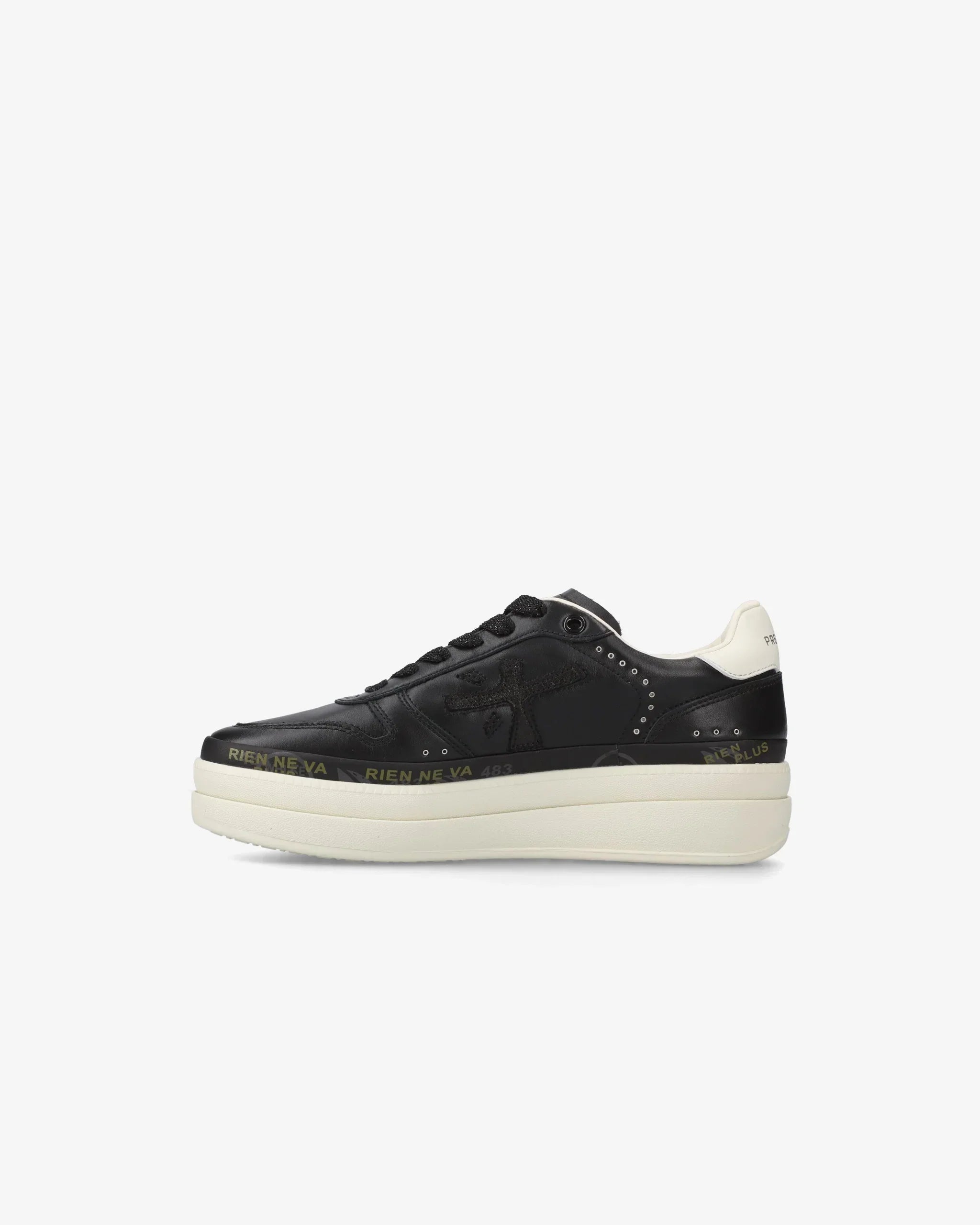 Sneaker donna nera e bianca con suola spessa e dettagli logo, stile moderno