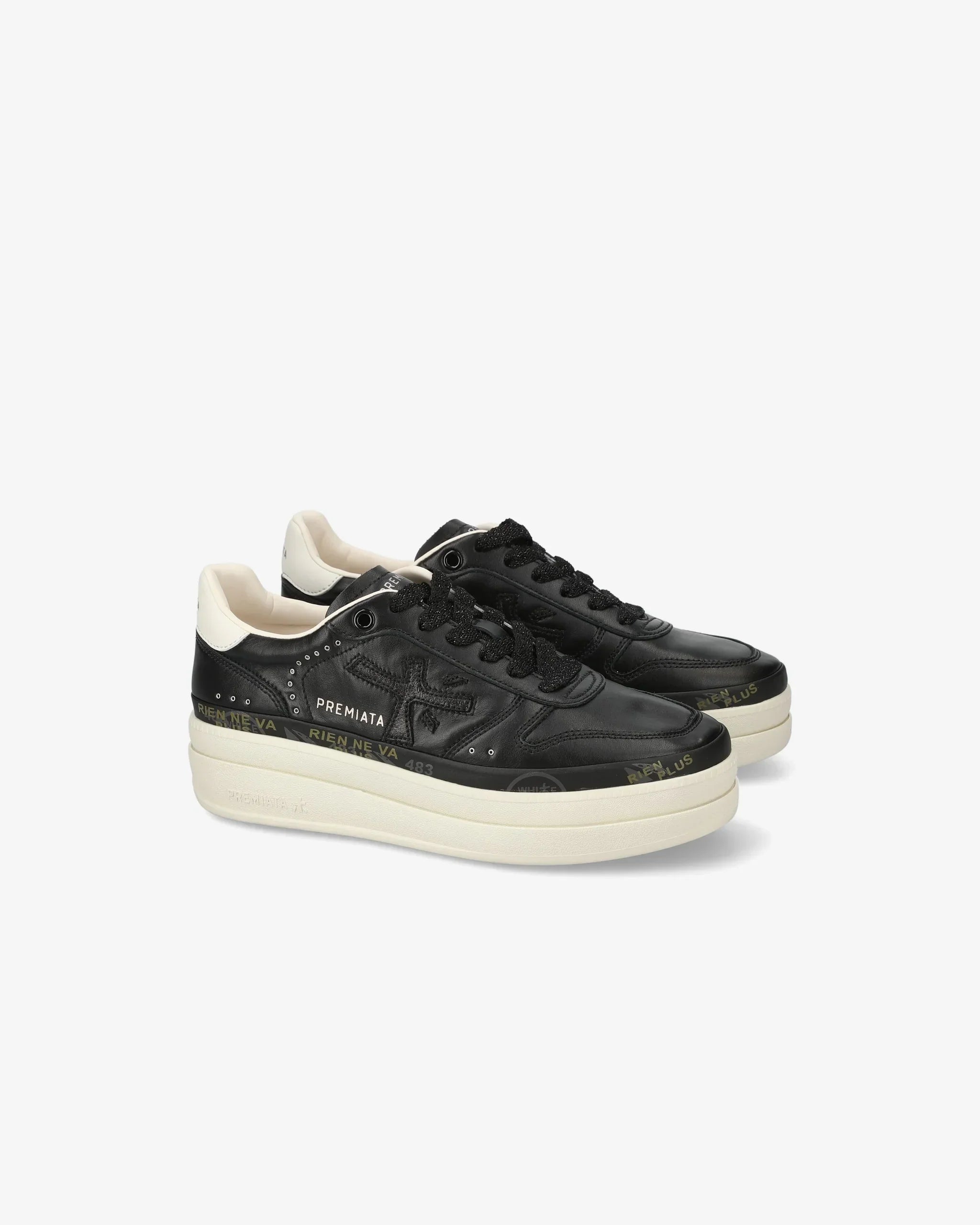 Sneaker nera da donna in pelle con suola bianca, dettagli a contrasto e logo laterale.